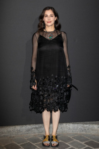 Amira Casar w czarnej, jedwabnej sukience z kolekcji 2017-2018 Métiers d'Art , fot. materiały prasowe Chanel