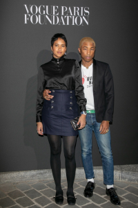 Pharrell Williams (na zdjęciu z żoną) w wełnianej marynarce z kolekcji 2017-2018 Métiers d'Art, fot. materiały prasowe Chanel