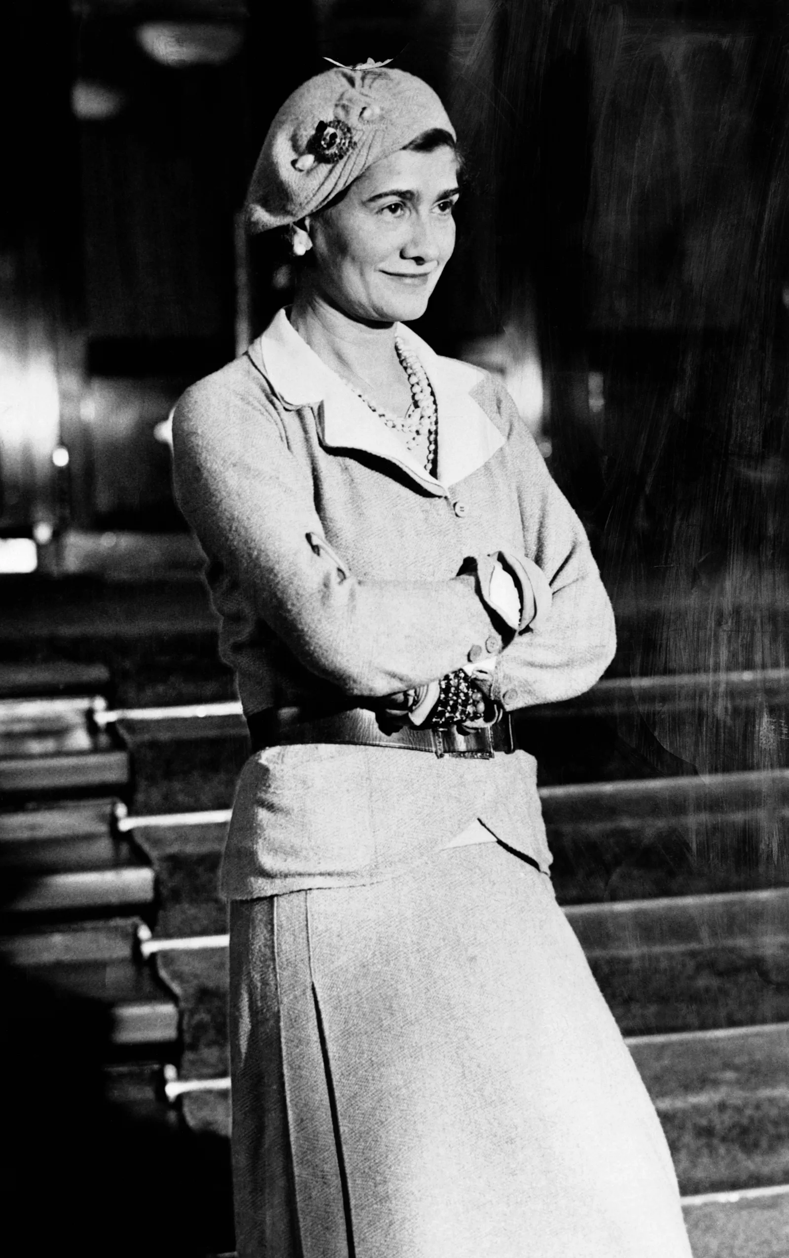 Cytat z wydania „Vogue’a” z kwietnia 1924 roku: „Te małe pokoiki Chanel – och, różniły się od salonu Reboux tak, jak tylko różnić może się jedna genialna Francuzka od drugiej! Żadnej standaryzacji, jak w Ameryce. Były równie schludne i jasne jak szkatułka na biżuterię i mniej więcej tej samej wielkości. We frontowym pomieszczeniu znajdowały się perfumy. Setki buteleczek zawierających substancję, z jakiej tworzy się marzenia – najdroższe i najbardziej wyszukane marzenia – jednak kto pomyślałby o tym, by kupować perfumy u krawcowej? W pokoju z tyłu leżały sterty swetrów jedwabnych i tych wełnianych oraz kapeluszy z małym rondem. Och, jakże to było być młodą (przynajmniej w kwestii figury) i móc odważyć się pomarzyć o tych krótkich chłopięcych sukienkach, które widywano obecnie wszędzie wokół”.