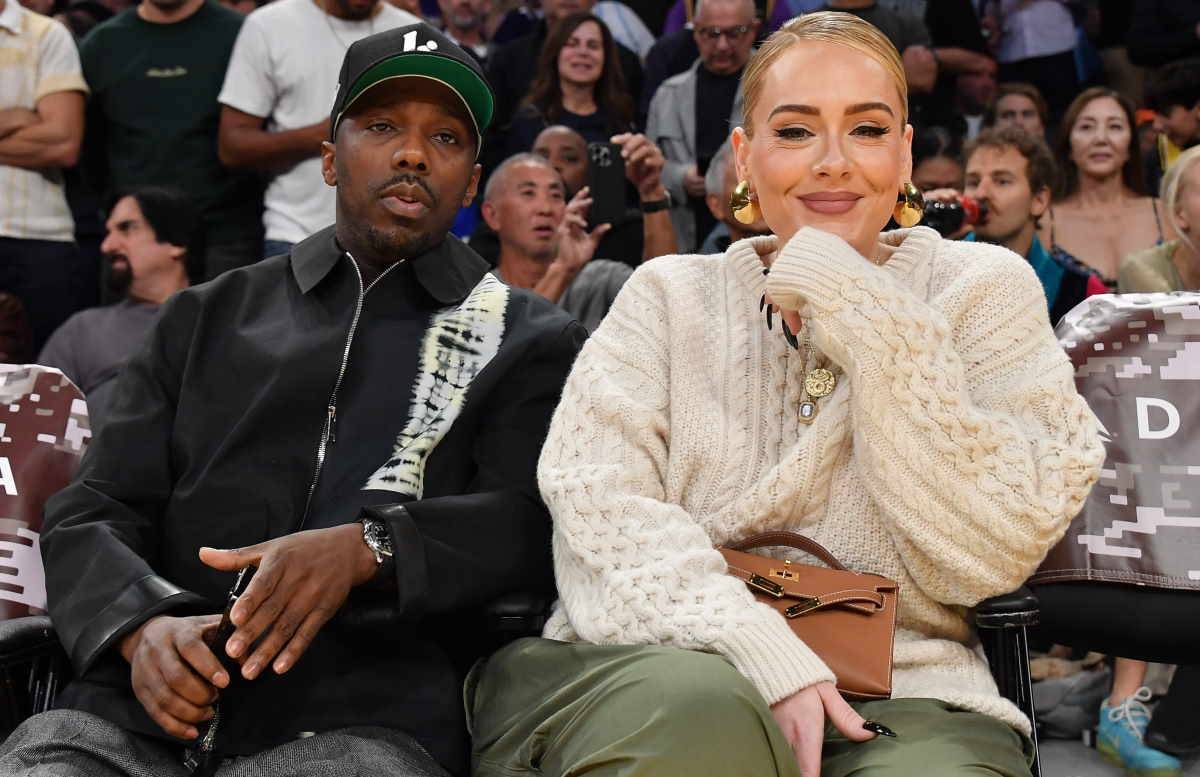 Adele na meczu Los Angeles Lakers w sportowej stylizacji.Adele i Rich Paul na trybunach oglądali mecz Los Angeles Lakers. Adele w sportowej stylizacji postawiła na sneakersy, sweter i cargo pants. 