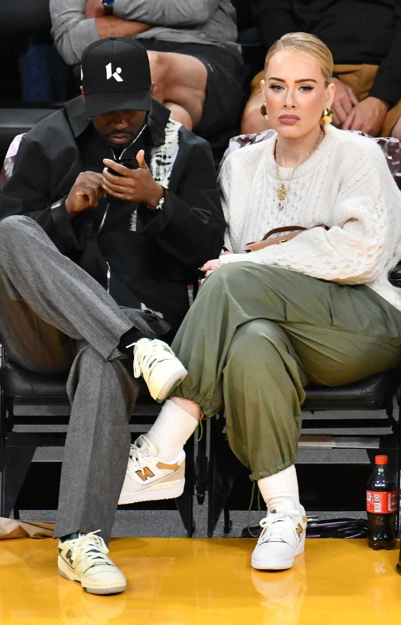Adele na meczu Los Angeles Lakers w sportowej stylizacji.Adele i Rich Paul na trybunach oglądali mecz Los Angeles Lakers. Adele w sportowej stylizacji postawiła na sneakersy, sweter i cargo pants. 
