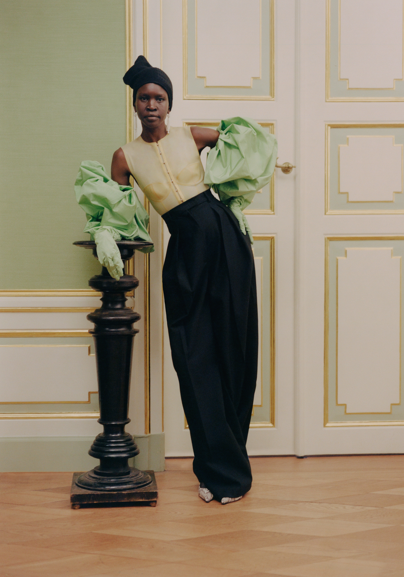 Alek Wek w sesji okładkowej do grudniowego numeru Vogue Polska / (Fot. Erdem Moralioğlu)