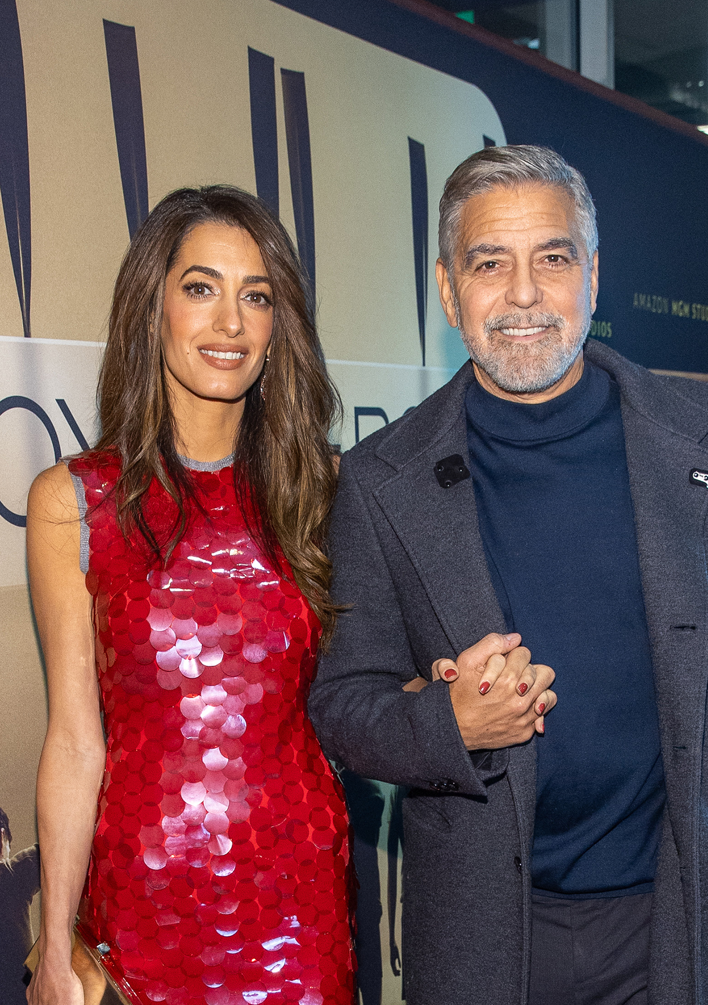 Amal Clooney w czerwonych cekinach / (Fot. Getty Images)