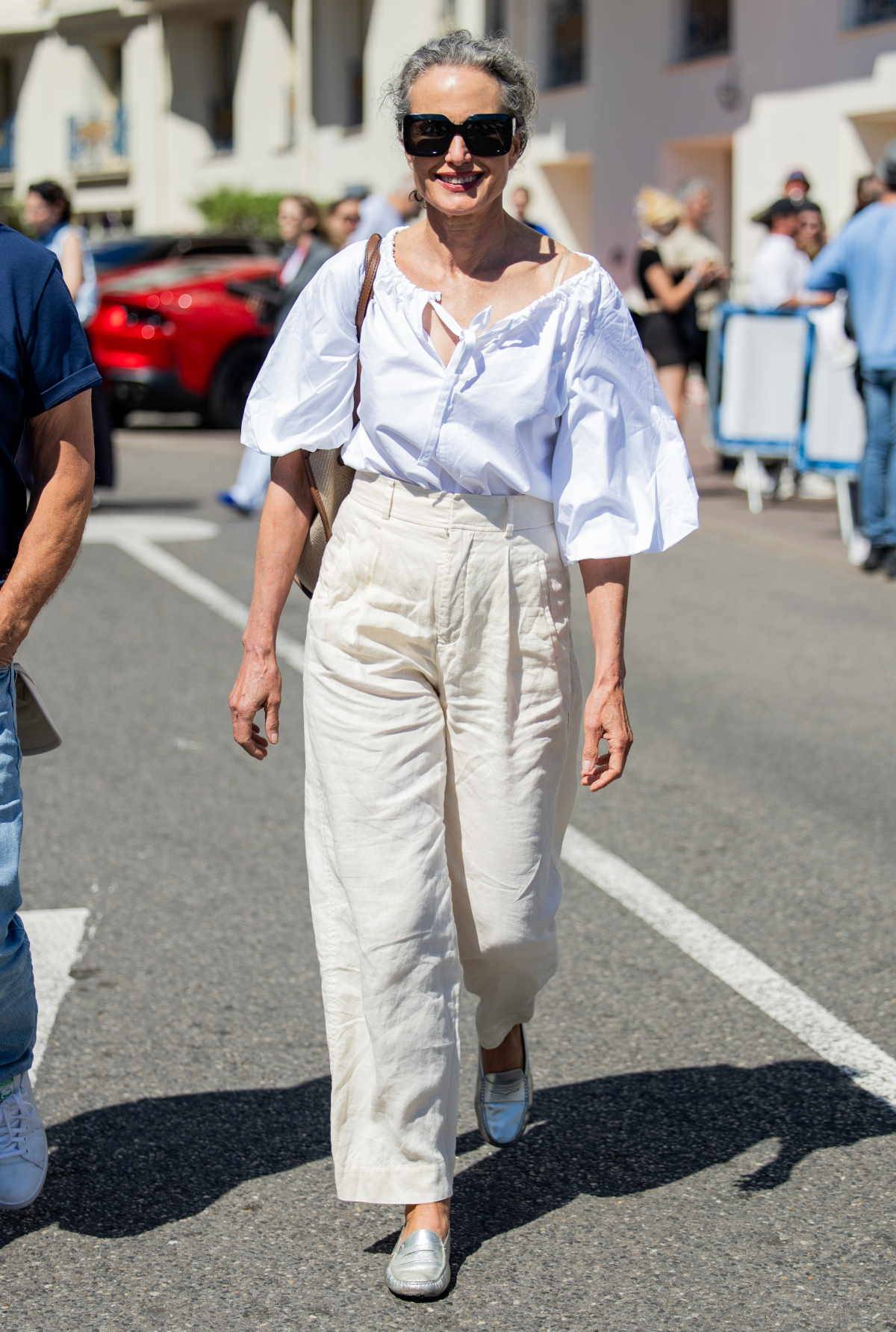 Andie MacDowell w lnianych spodniach i srebrnych mokasynach.