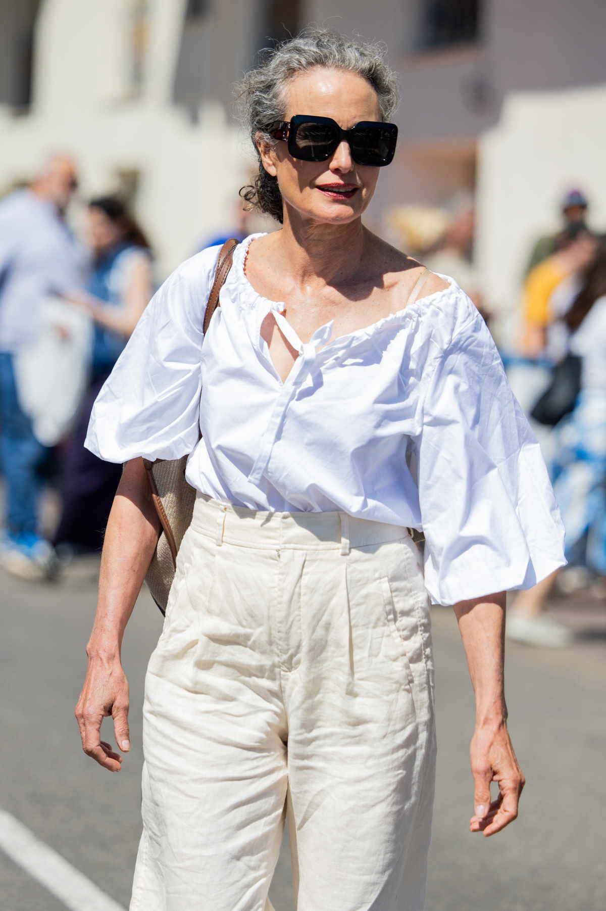 Andie MacDowell w lnianych spodniach i srebrnych mokasynach.