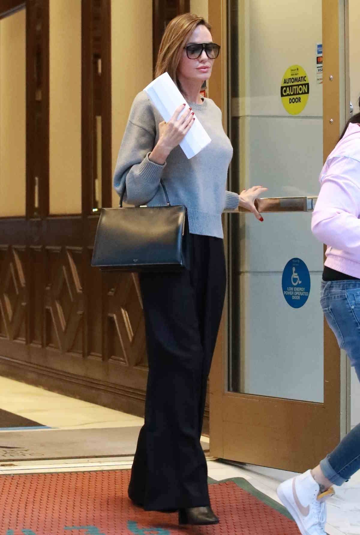 Angelina Jolie z najmodniejszą torebką na wiosnę 2024 marki Celine.