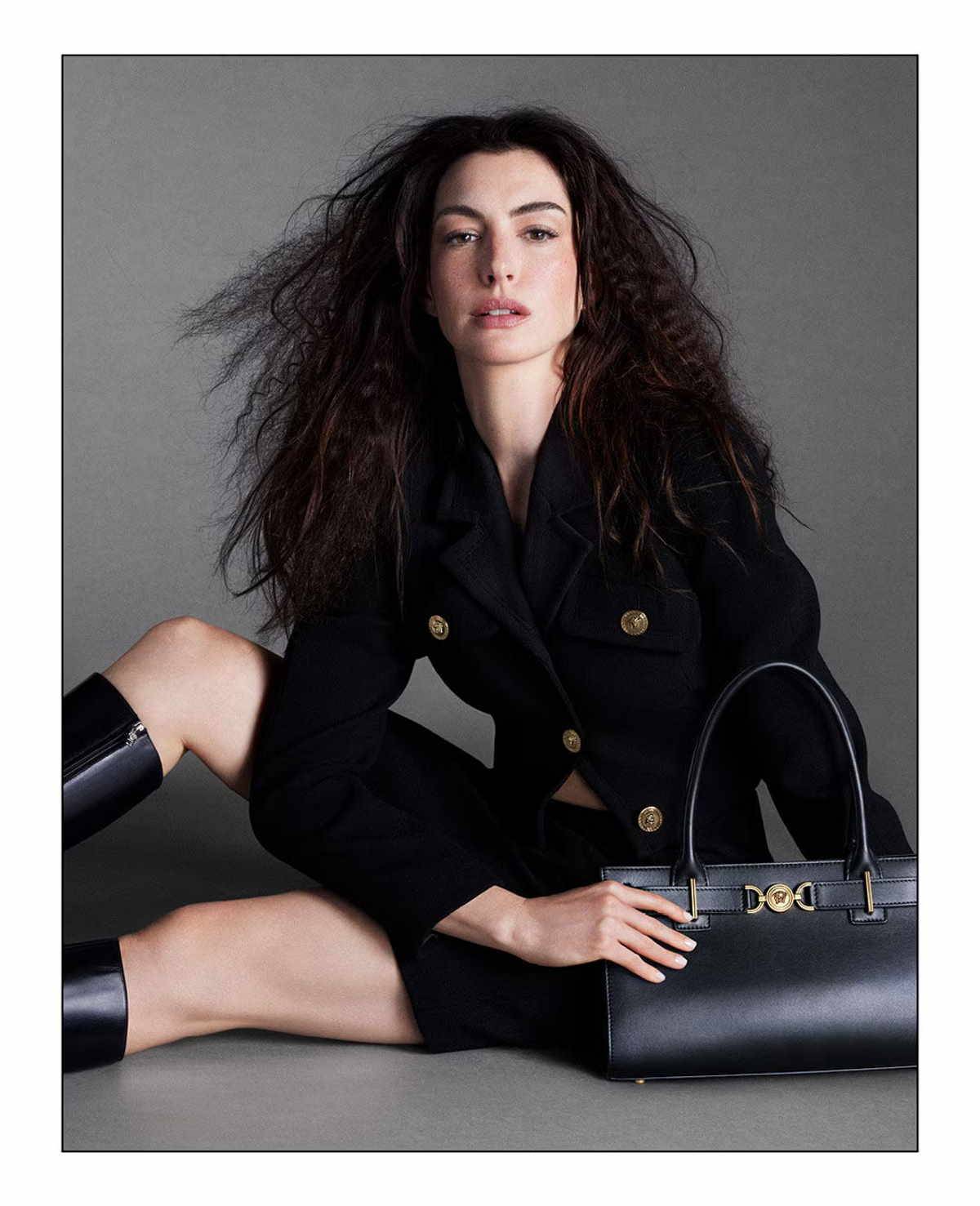 Anne Hathaway w nowej kampanii marki Versace.