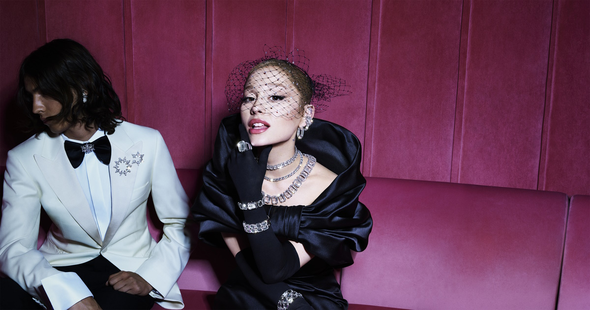 Ariana Grande razem z marką biżuteryjną Swarovski zapraszają na świąteczną „Imprezę marzeń”. W tym roku święta będą wyjątkowo olśniewające.