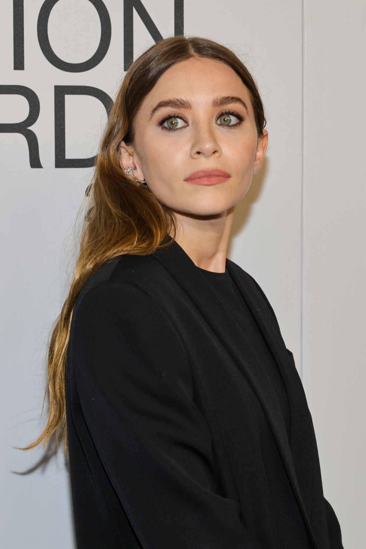 Ashley Olsen w czarnym total looku. 