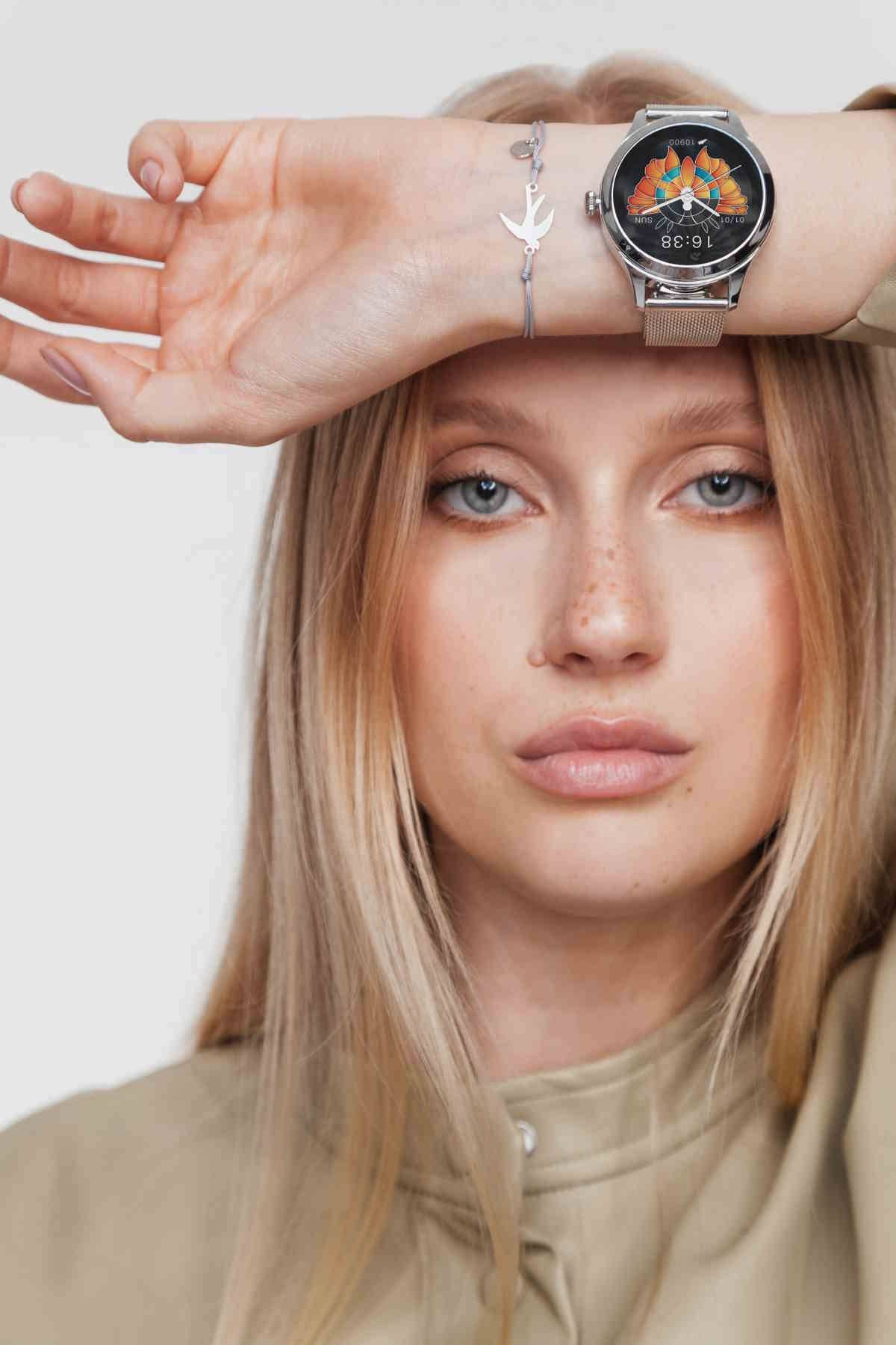 Biżuteryjny smartwatch Maxcom FW42 z bransoletą Ani Kruuk. Biżuteryjny smartwatch Maxcom FW42 dostępny w dwóch wersjach kolorystycznych – złotej i srebrnej wzbogacony został unikalną bransoletką polskiej marki Ania Kruk.