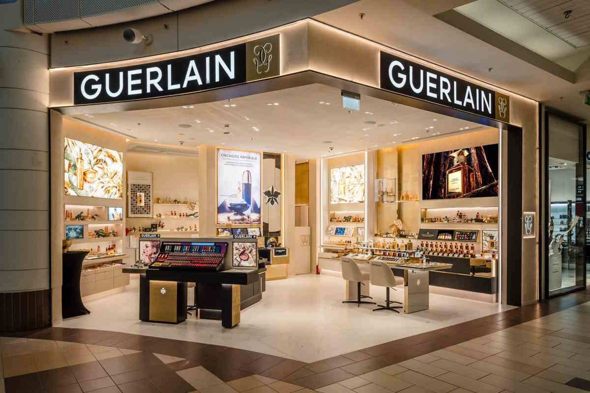 Butik marki Guerlain w Westfield Mokotów.  W galerii handlowej Westfield Mokotów w Warszawie powstał flagowy butik francuskiej marki Guerlain.