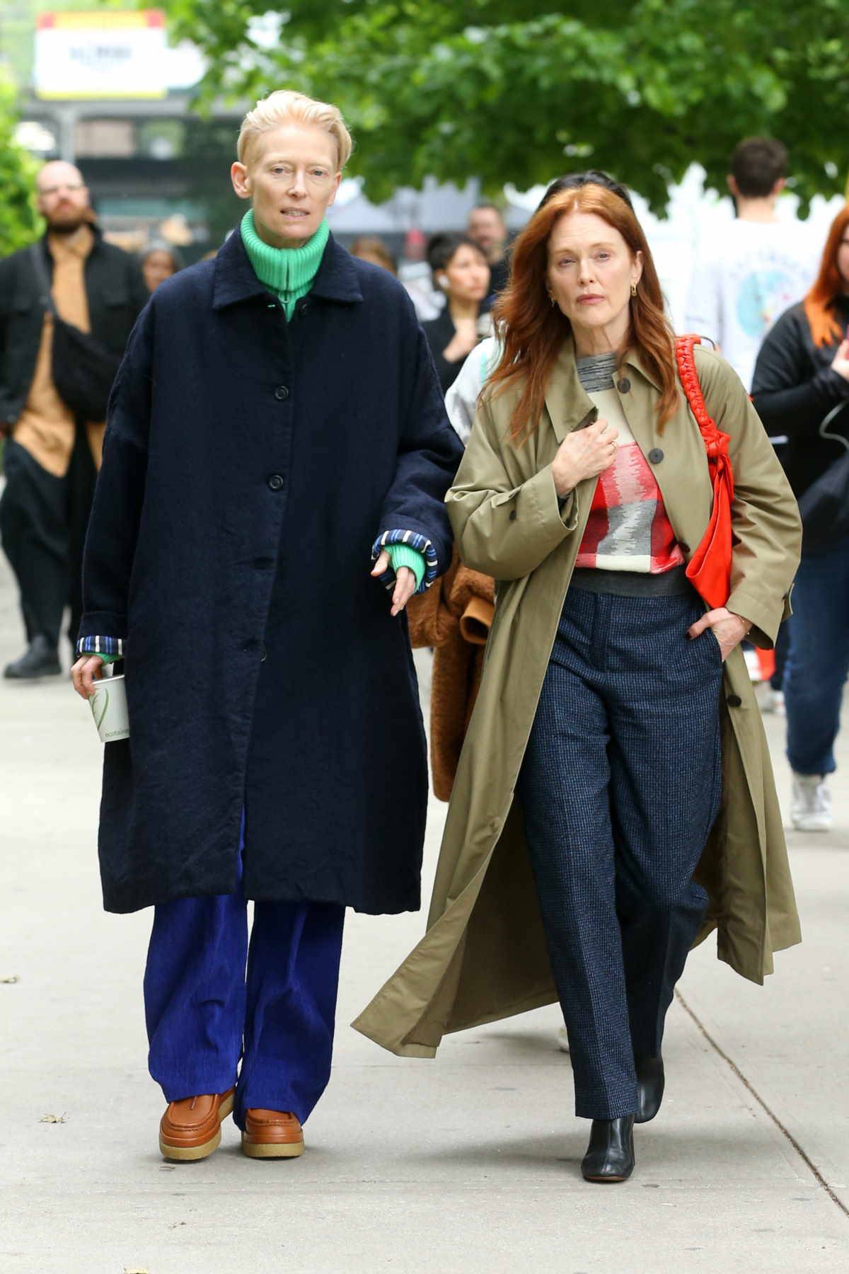 Casualowe stylizacje dojrzałych przyjaciolek Tildy Swinton i Julianne Moore.