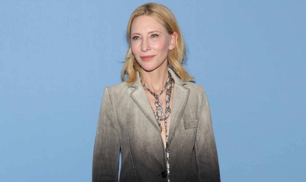Cate Blanchett w szarym jeansowym garniturze, ciekawa alternatywa dla klasycznego garnituru.