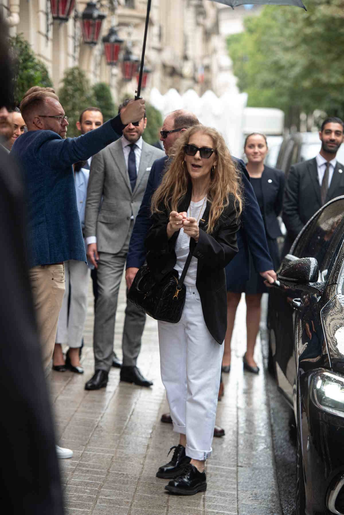 Celine Dion w białych jeansach z podwiniętą nogawką i oksfordach.