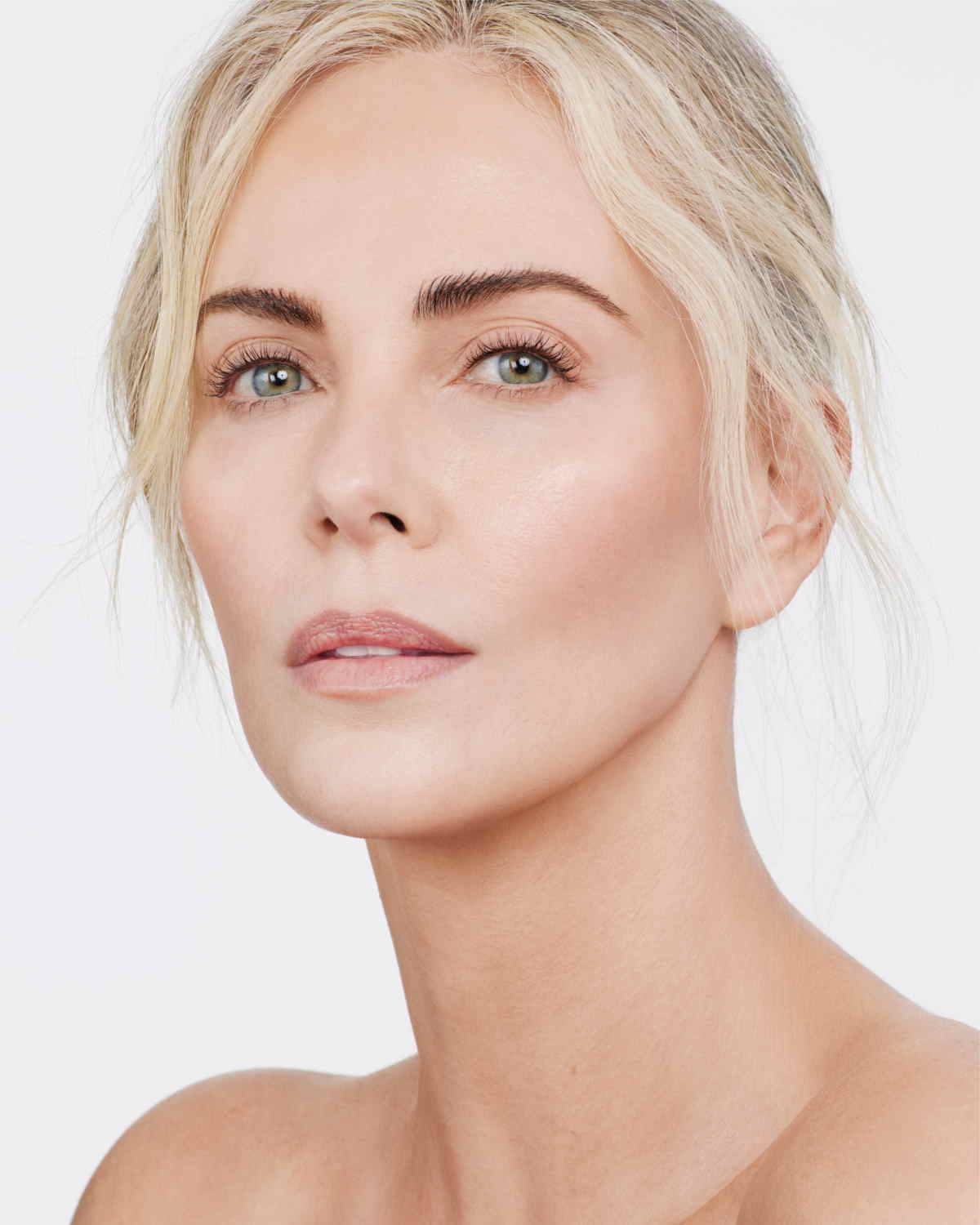 Charlize Theron nową ambasadorką biżuterii i linii pielęgnacyjnej Dior.