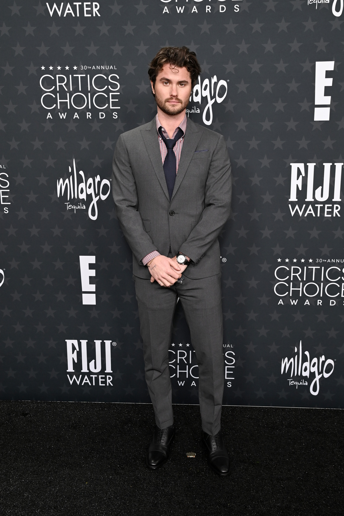 Gala Critics Choice Awards 2025: Chase Stokes na czerwony dywan wybrał klasykę: popielaty garnitur i zegarek Omega Speedmaster Moonwatch.