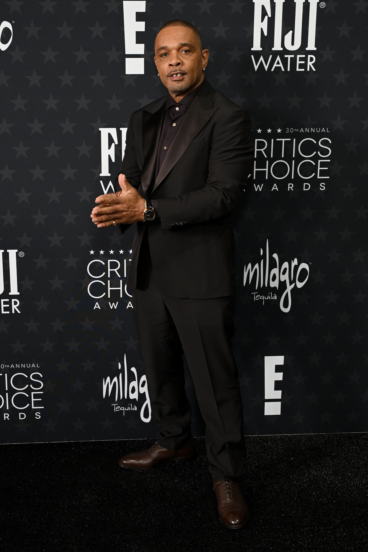 Gala Critics Choice Awards 2025: Clarence Maclin elegancki charakter stylizacji podkreślił zegarkiem Omega Speedmaster Moonwatch.