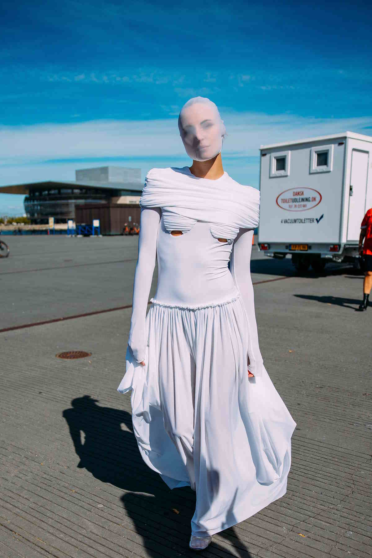 W pierwszym tygodniu sierpnia odbył się Copenhagen Fashion Week 2024. Jak wyglądają i co noszą goście, którzy przybyli na tydzień mody do stolicy Danii?