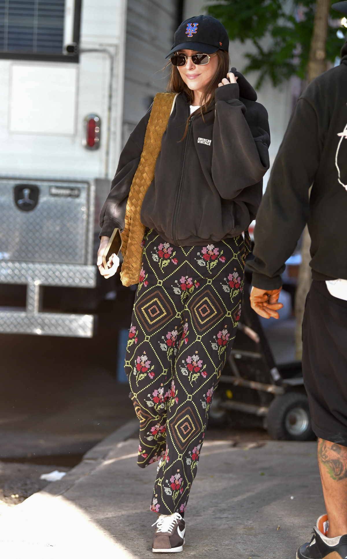 Dakota Johnson w sneakersach Nike Cortez.
