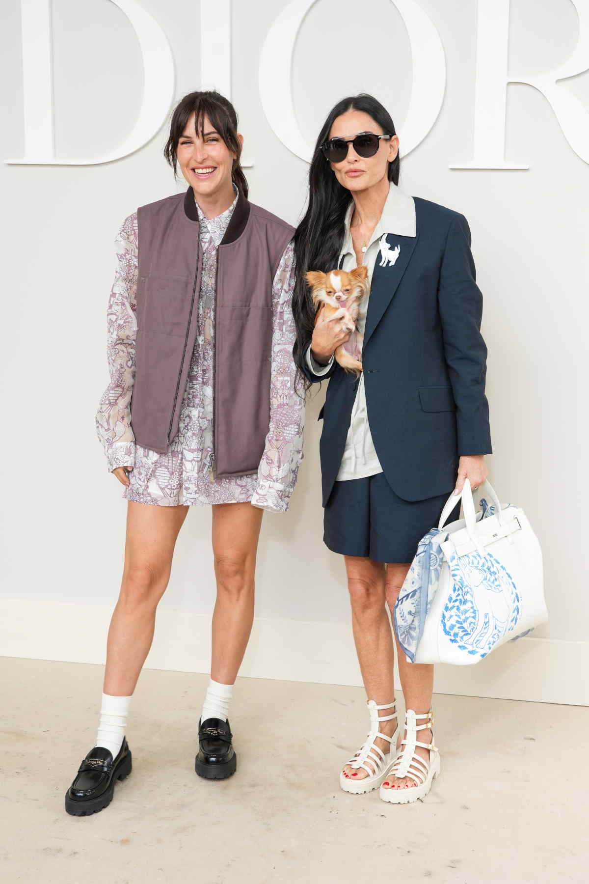 Demi Moore zestawia białe sandały na platformie z męskim garniturem z szortami.