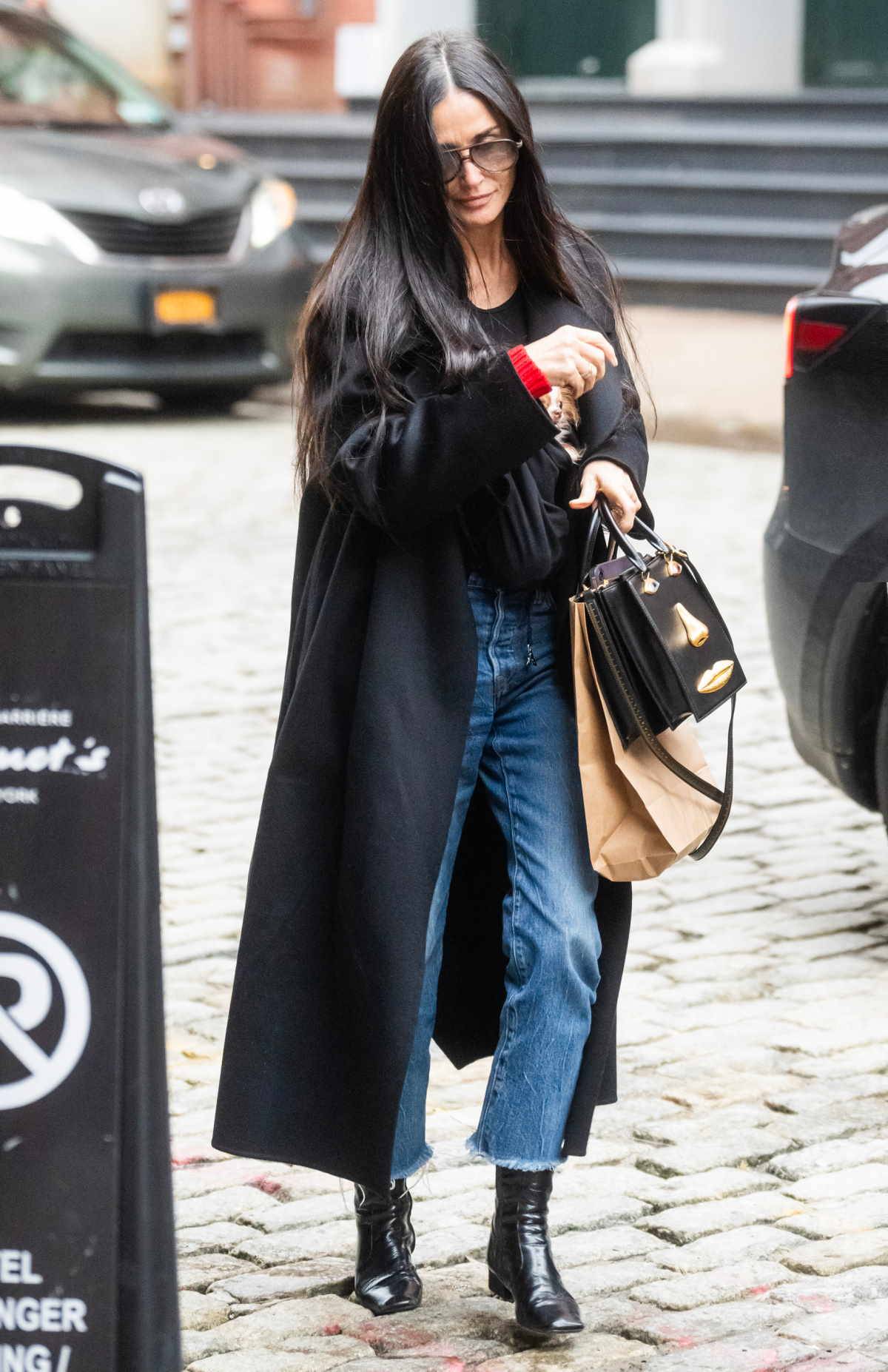 Demi Moore w obciętych jeansach i lakierowanych botkach z kwadratowym noskiem.
