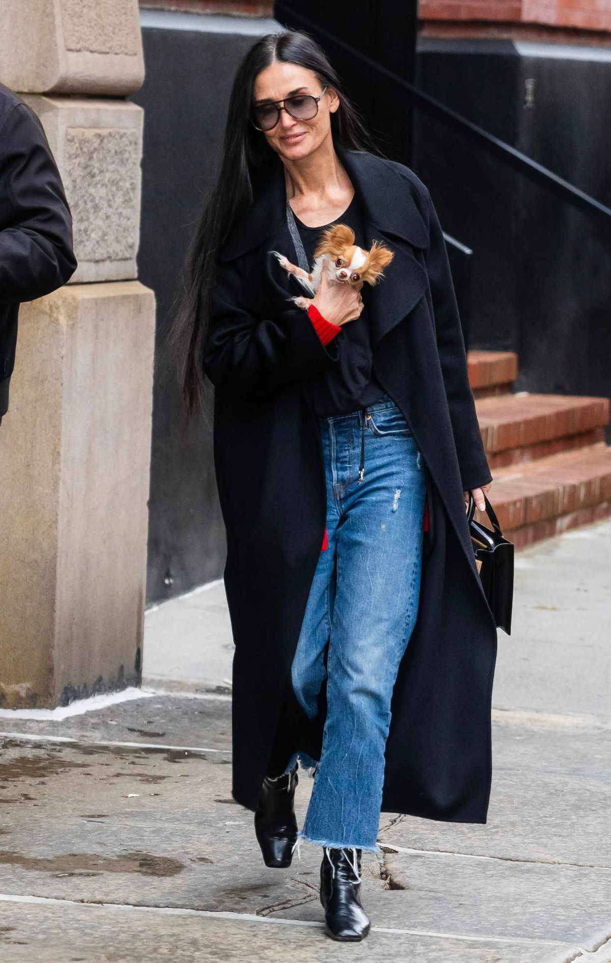 Demi Moore w obciętych jeansach i lakierowanych botkach z kwadratowym noskiem.