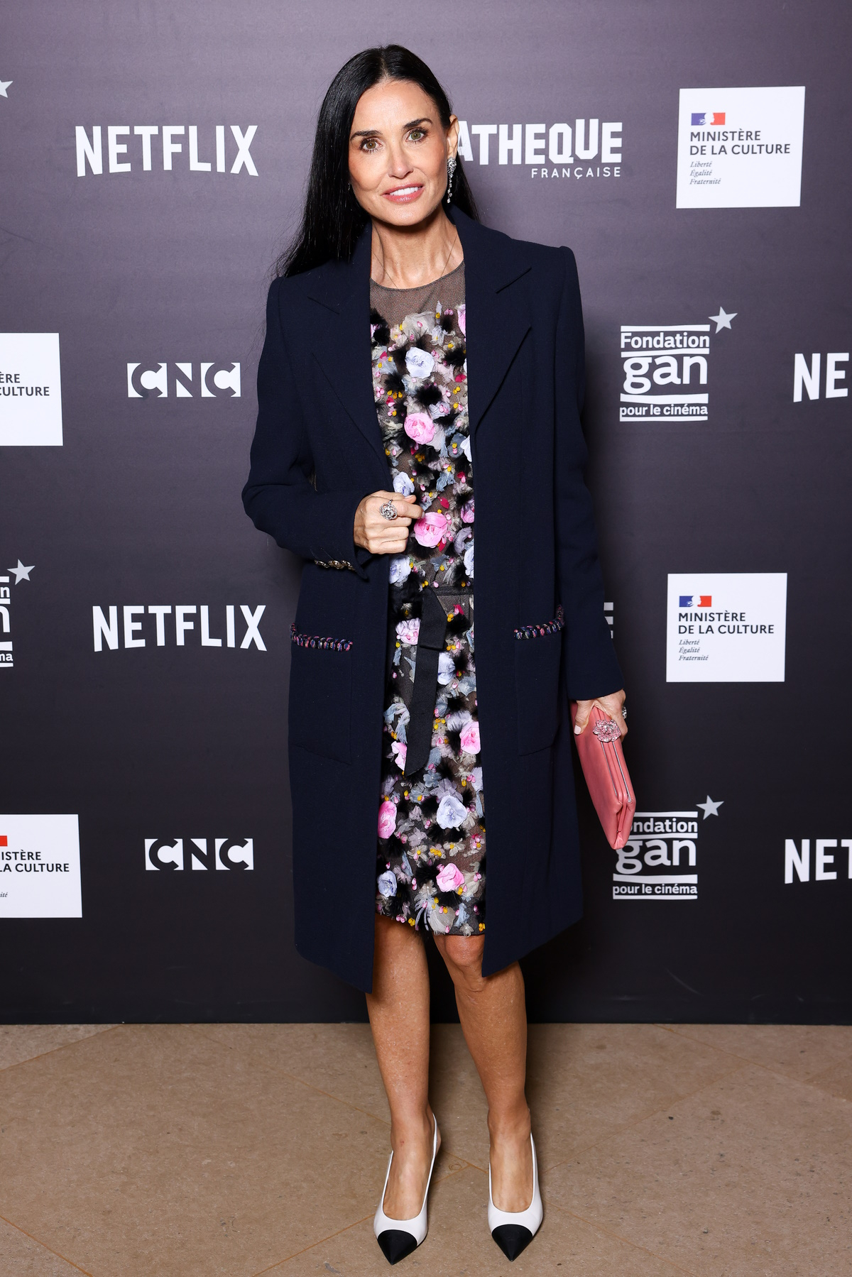Demi Moore pokazuje, jak romantyczną sukienkę w kwiaty nosić jesienią i zimą 2024-2025. Aktorka pozuje podczas paryskiej premiery filmu „Substancja”.