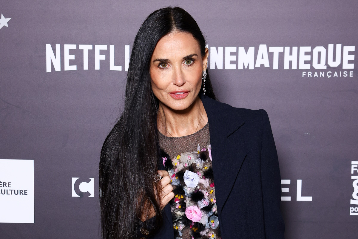Demi Moore pokazuje, jak romantyczną sukienkę w kwiaty nosić jesienią i zimą 2024-2025. Aktorka pozuje podczas paryskiej premiery filmu „Substancja”.