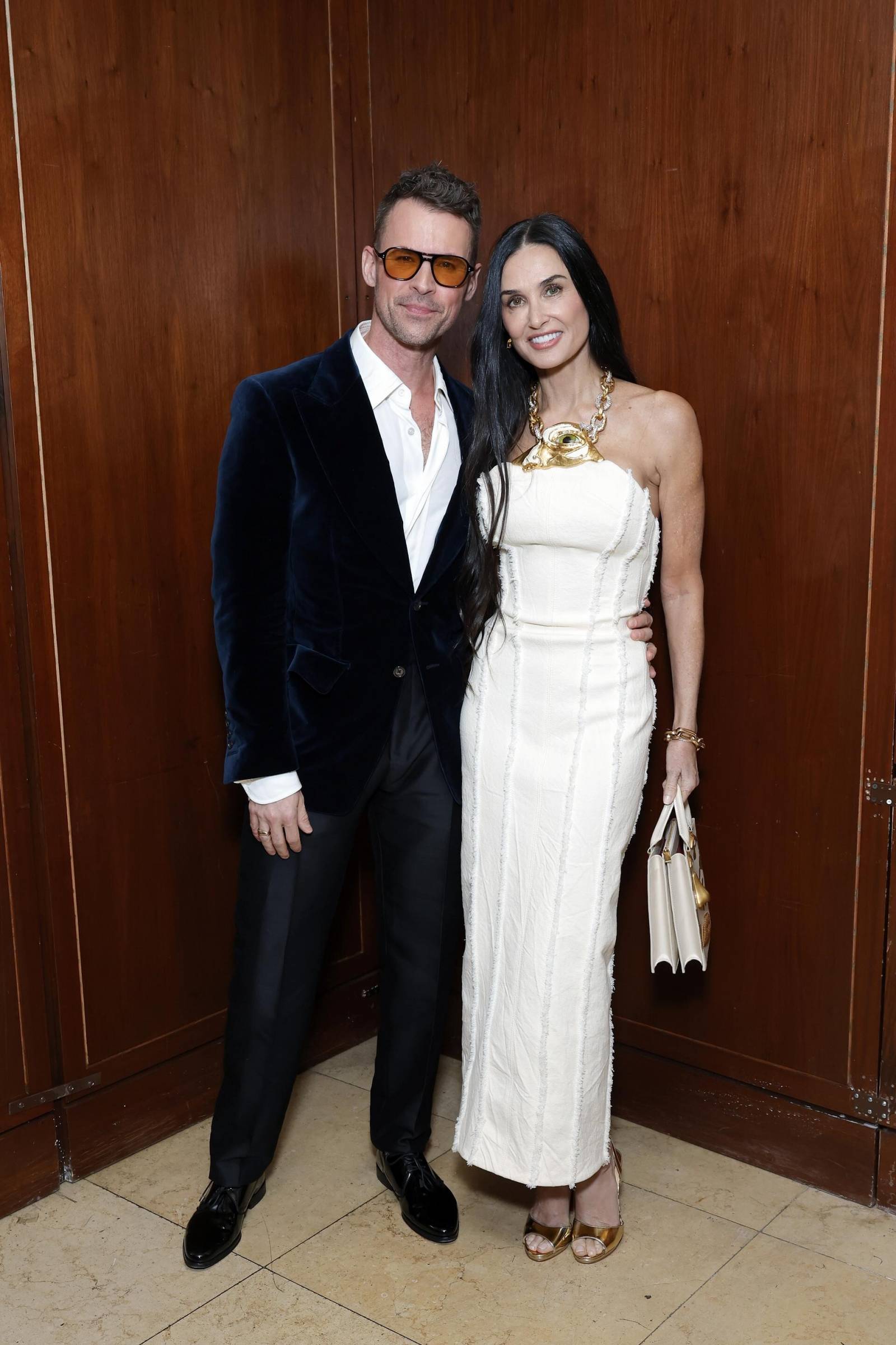 Brad Goreski i Demi Moore w białej sukience Schiaparelli / (Fot. Materiały prasowe Schiaparelli)