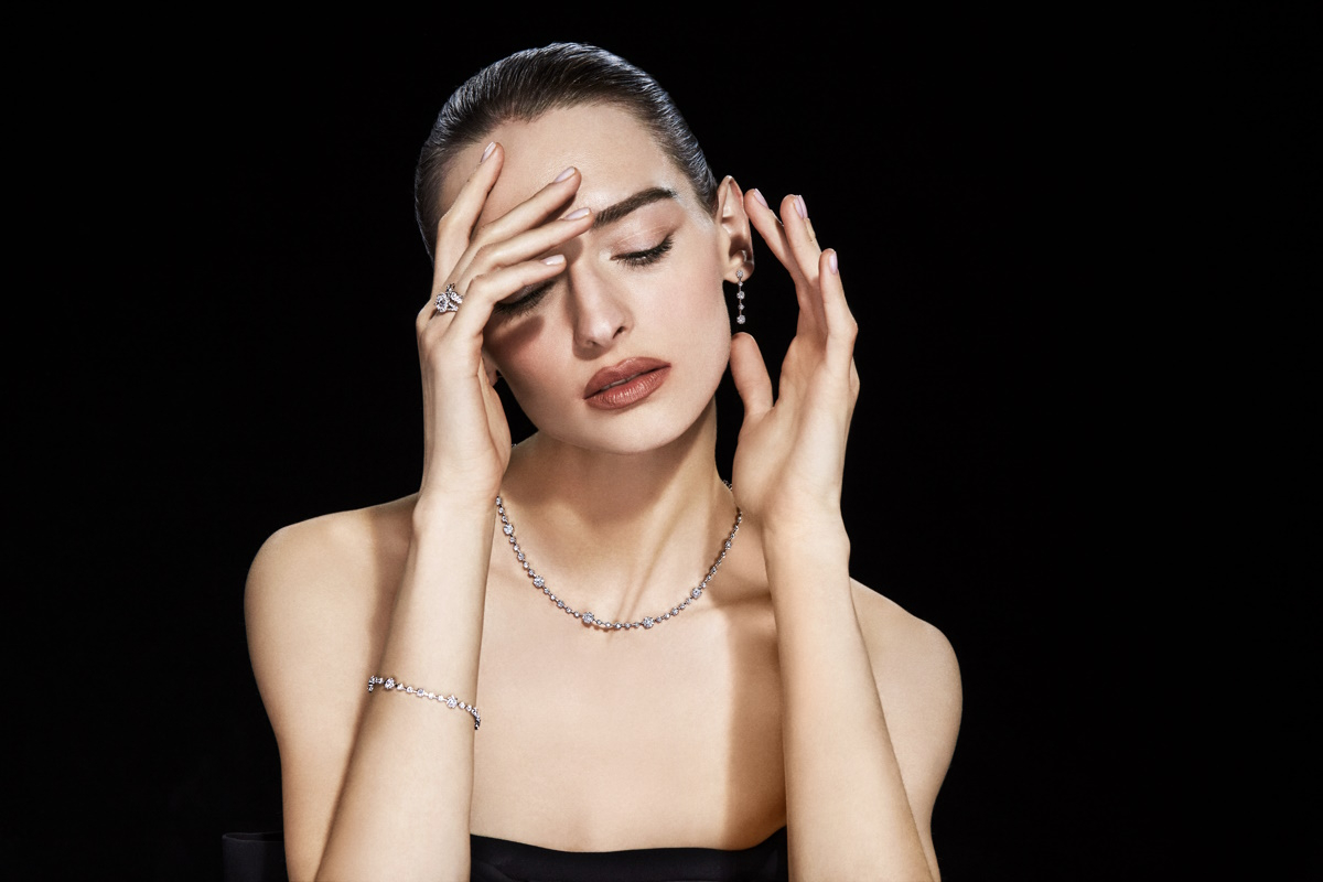 Naszyjniki i zawieszki z kolekcji High Jewellery marki Apart łączą diamenty i najwyższej jakości złoto. Jakie elementy najlepiej sprawdzą się na prezent?