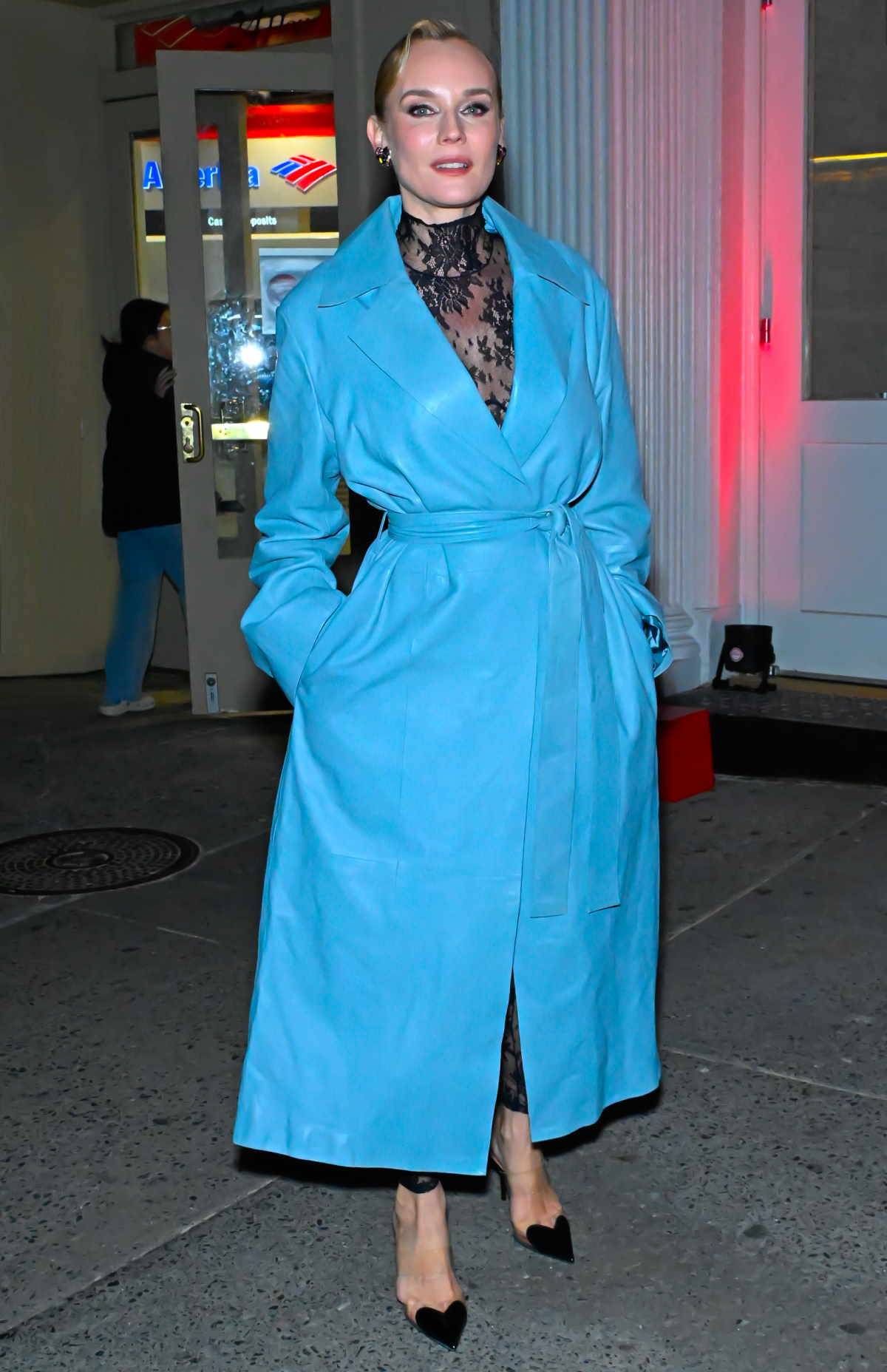 Dianę Kruger w koronkowym kombinezonie i pastelowym płaszczu H&M Studio idealnym na wiosnę.