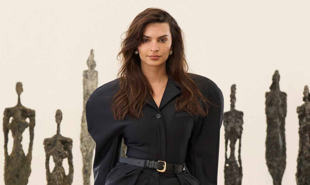 Emily Ratajkowski na pokazie marki Jacquemus na wiosnę 2024.