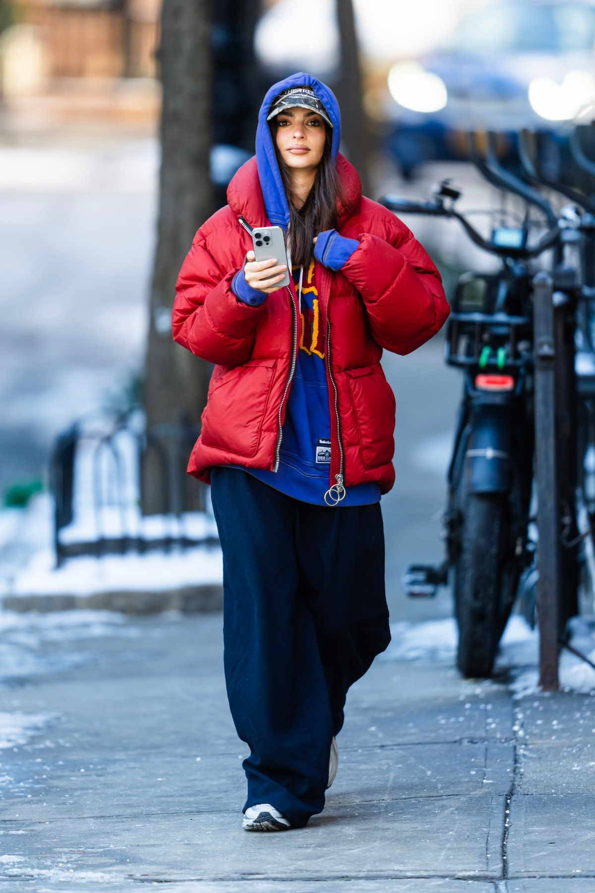 Emily Ratajkowski w czerwonej puchówce na zimę.