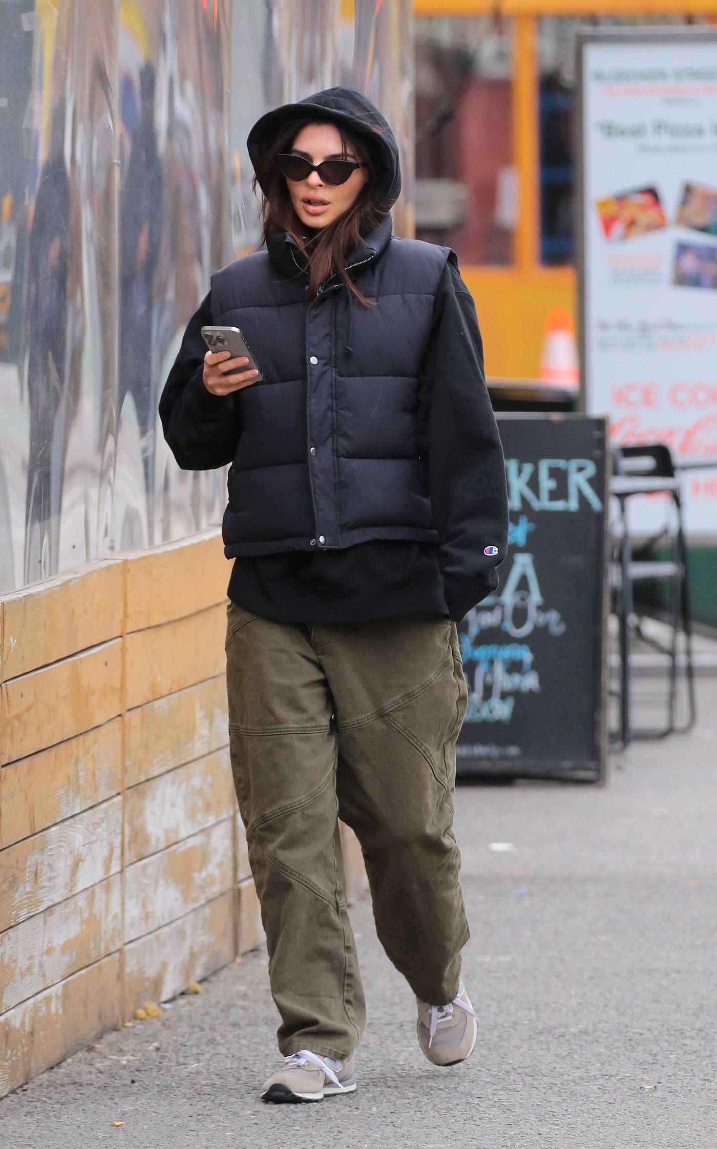 Emily Ratajkowski w modnych sneakersach New Balance (Fot. Getty Images / Ignat/Bauer Grififn)