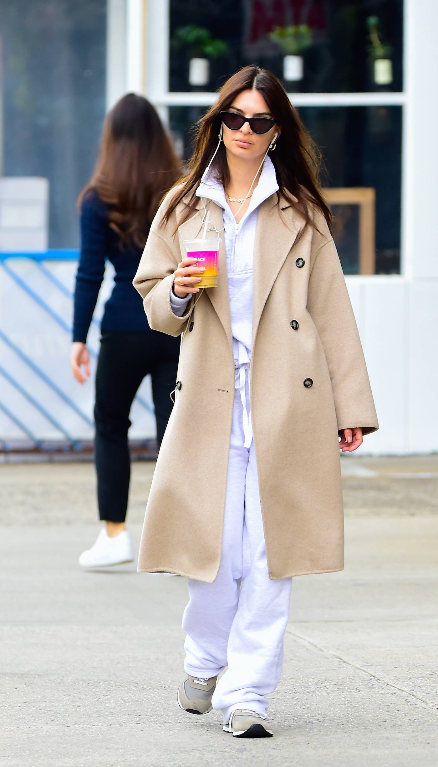 Emily Ratajkowski w szarych sneakersach New Balance i beżowym płaszczu (Fot. Getty Images / Raymond Hall)