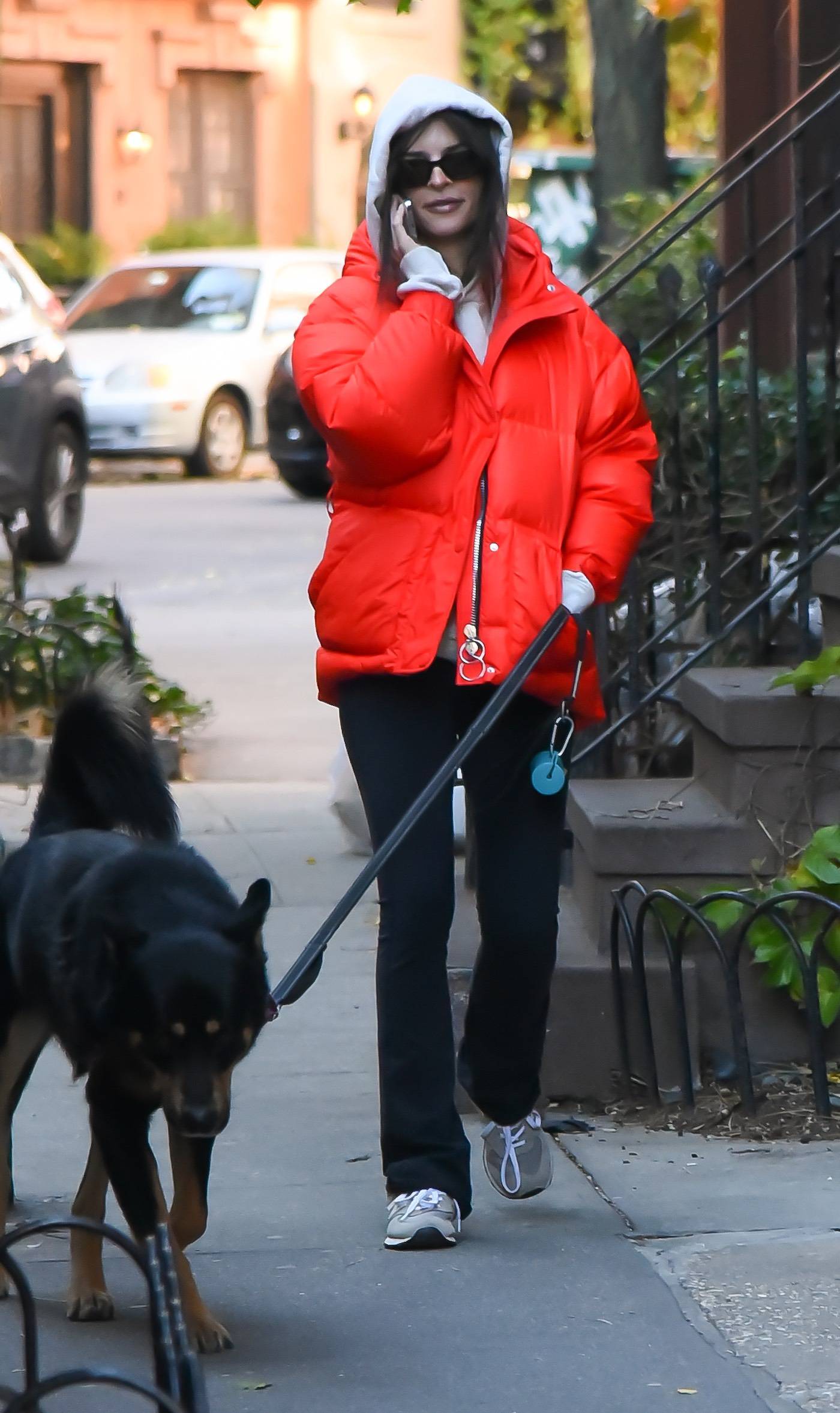 Emily Ratajkowski w butach New Balance czerwonej puchówce (Fot. Getty Images / Robert Kamau)