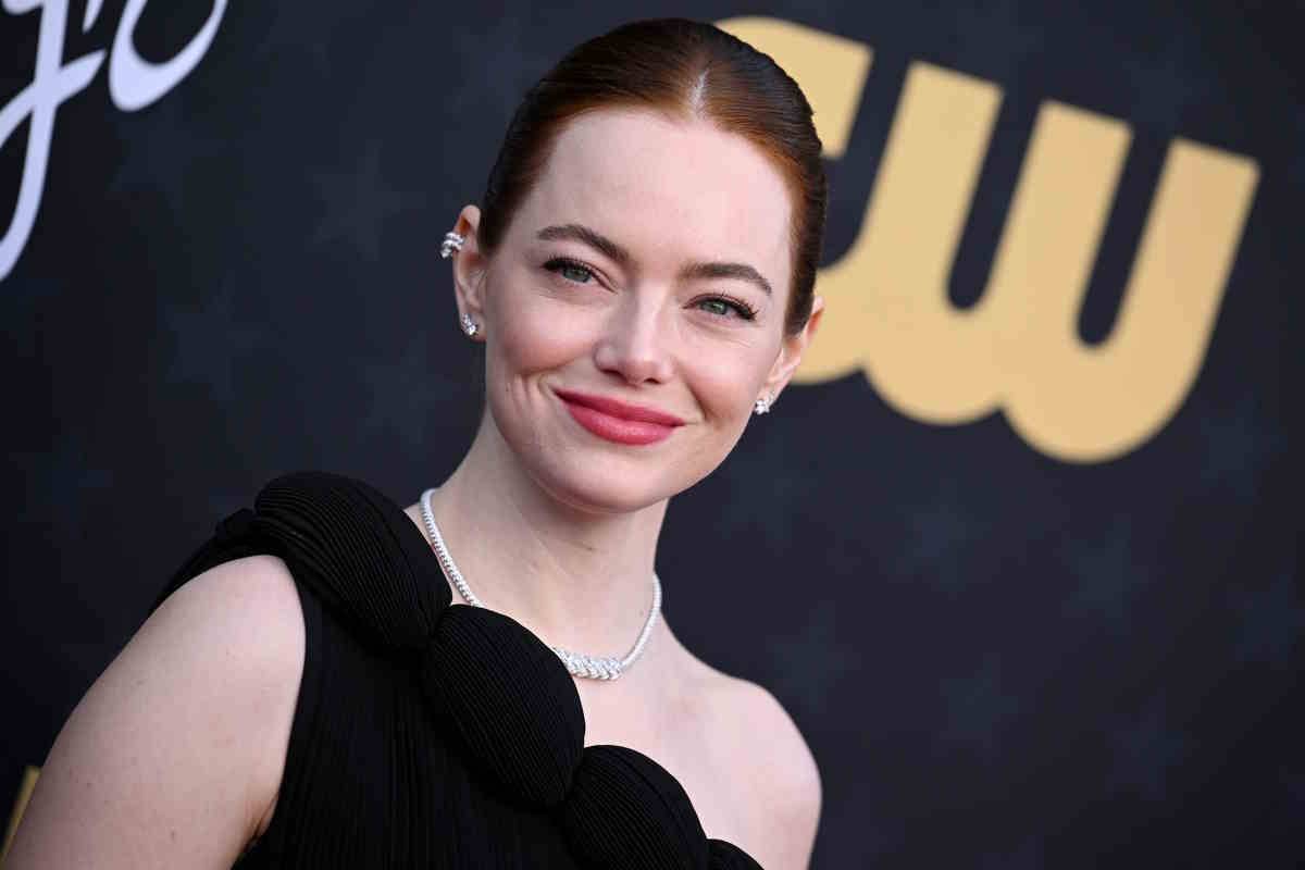 Emma Stone zachwyca stylizacjami, promując „Biedne istoty”.