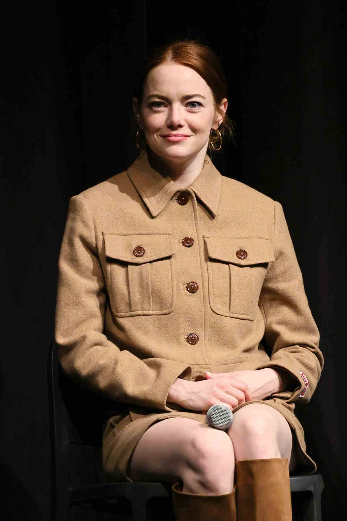 Emma Stone w rudych włosach na zimę 2023. Emma Stone zdecydowała się na zmianę fryzury, powracając do kultowych rudych włosów. Emma Stone podkręca wizerunek w stylizacji w czekoladowym odcieniu i z zamszowymi kozakami w karmelowym odcieniu.