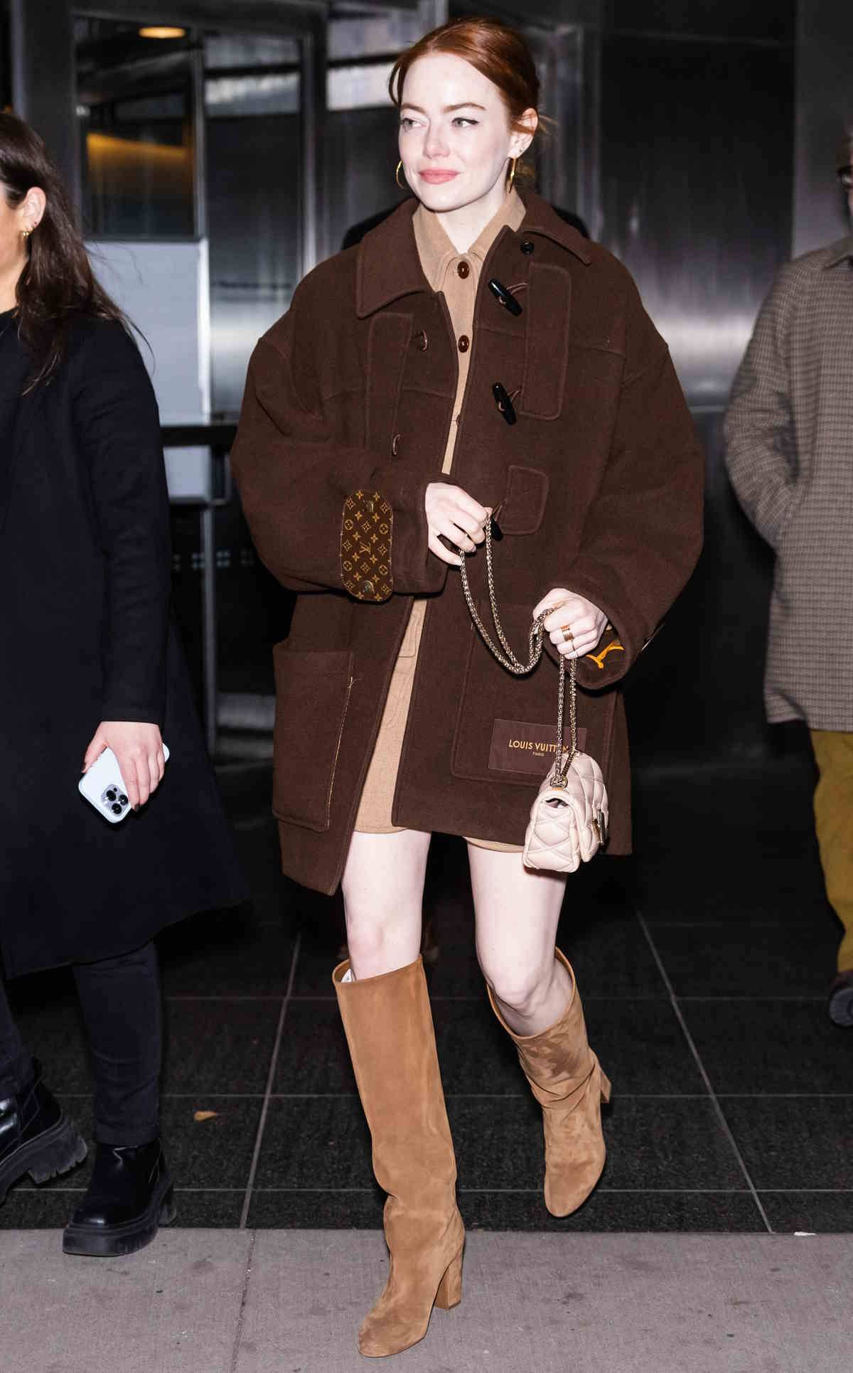 Emma Stone w rudych włosach na zimę 2023. Emma Stone zdecydowała się na zmianę fryzury, powracając do kultowych rudych włosów. Emma Stone podkręca wizerunek w stylizacji w czekoladowym odcieniu i z zamszowymi kozakami w karmelowym odcieniu.