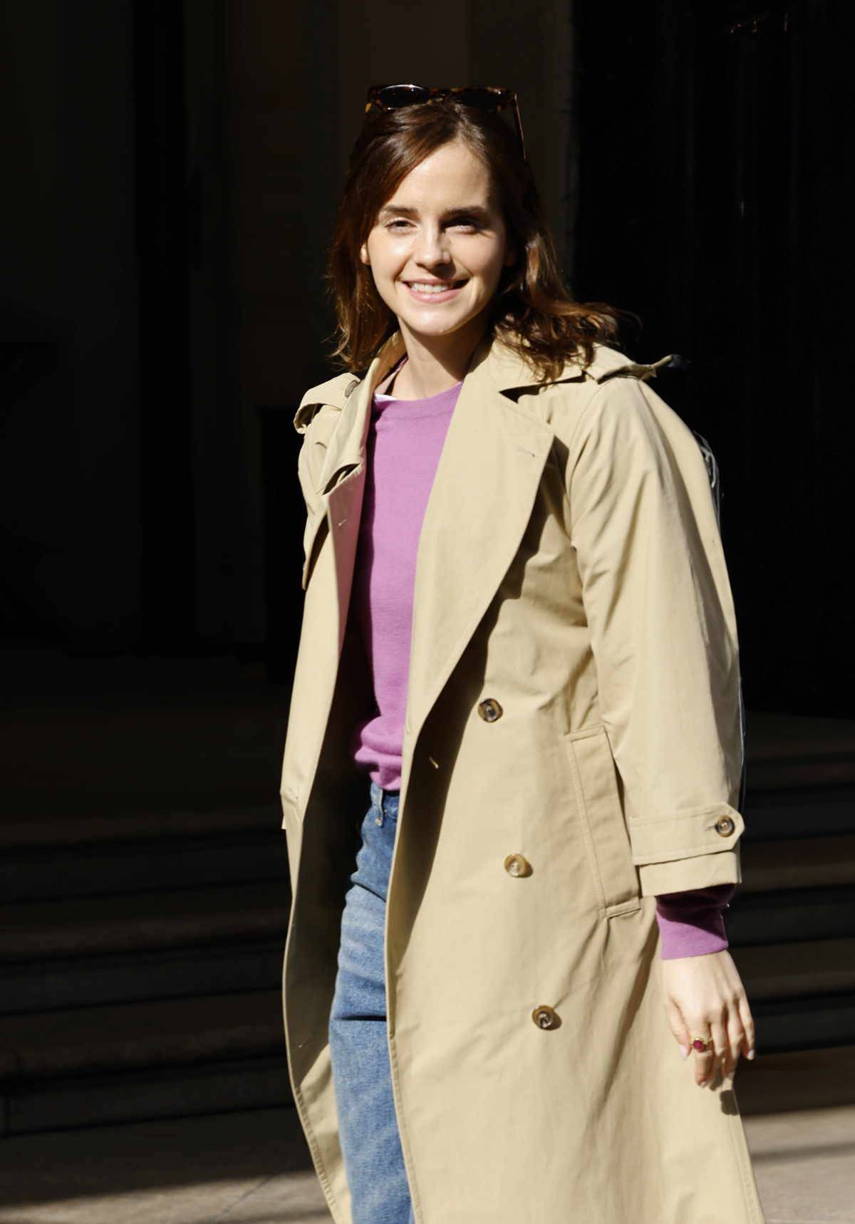 Wiosną i latem 2024 liczą się modele high waist i straight leg. Ale Emma Watson wciąż nosi baggy jeans. Zakłada do nich beżowy trencz.