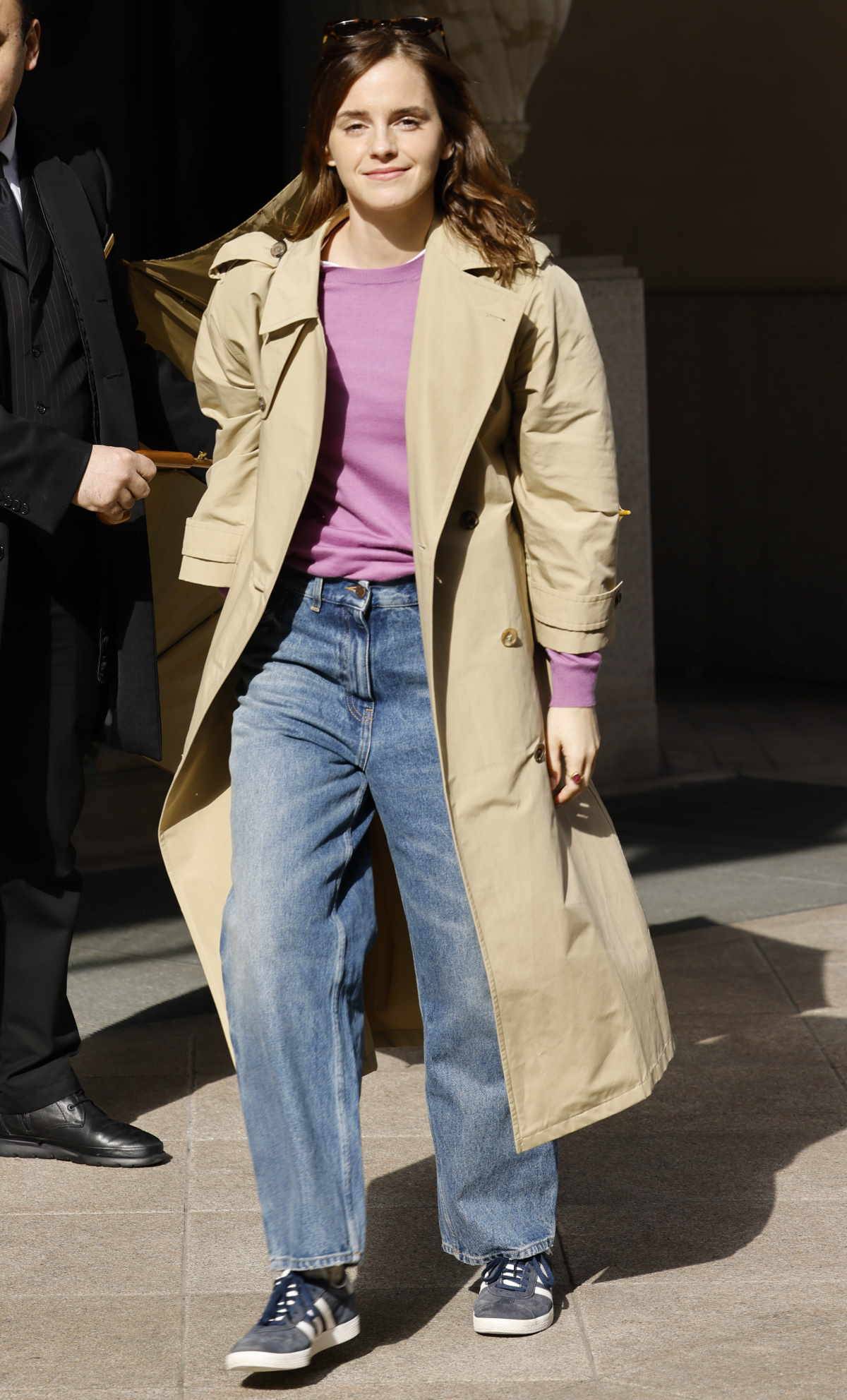 Wiosną i latem 2024 liczą się modele high waist i straight leg. Ale Emma Watson wciąż nosi baggy jeans. Zakłada do nich beżowy trencz.