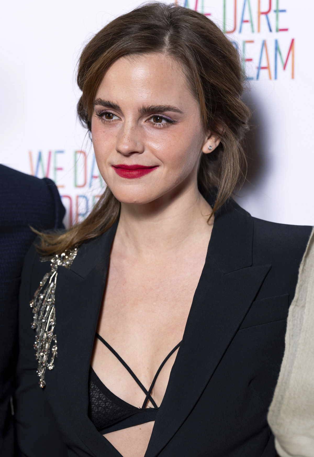 Aktorka Emma Watson, gwiazda „Harry’ego Pottera” pojawiła się na premierze nowego filmu w stylizacji z garniturem i wystającym biustonoszem.