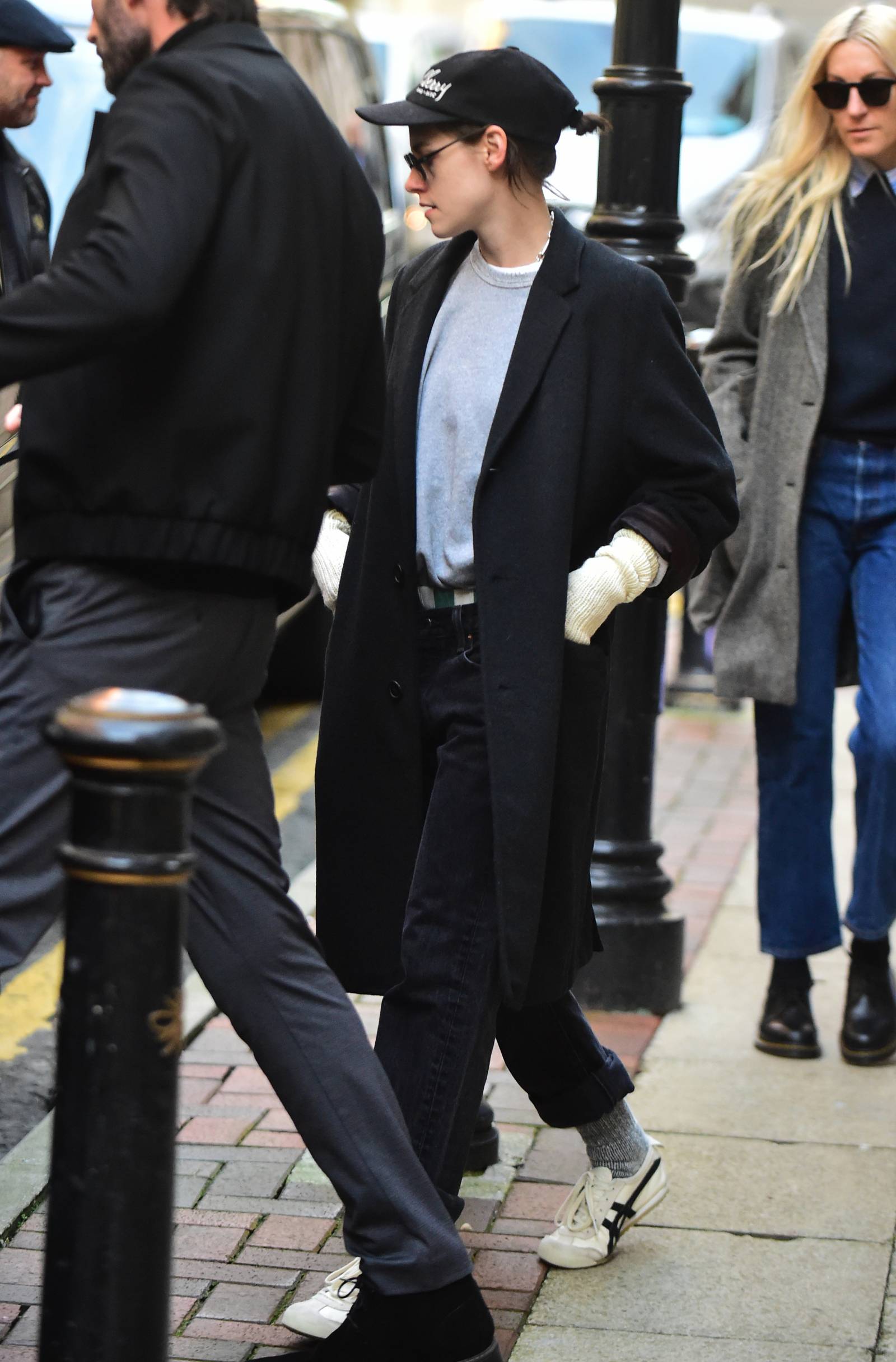 Kristen Stewart w sneakersach Onitsuka Tiger Mexico 66 (Fot. KIERAN / SplashNews.com/East News)