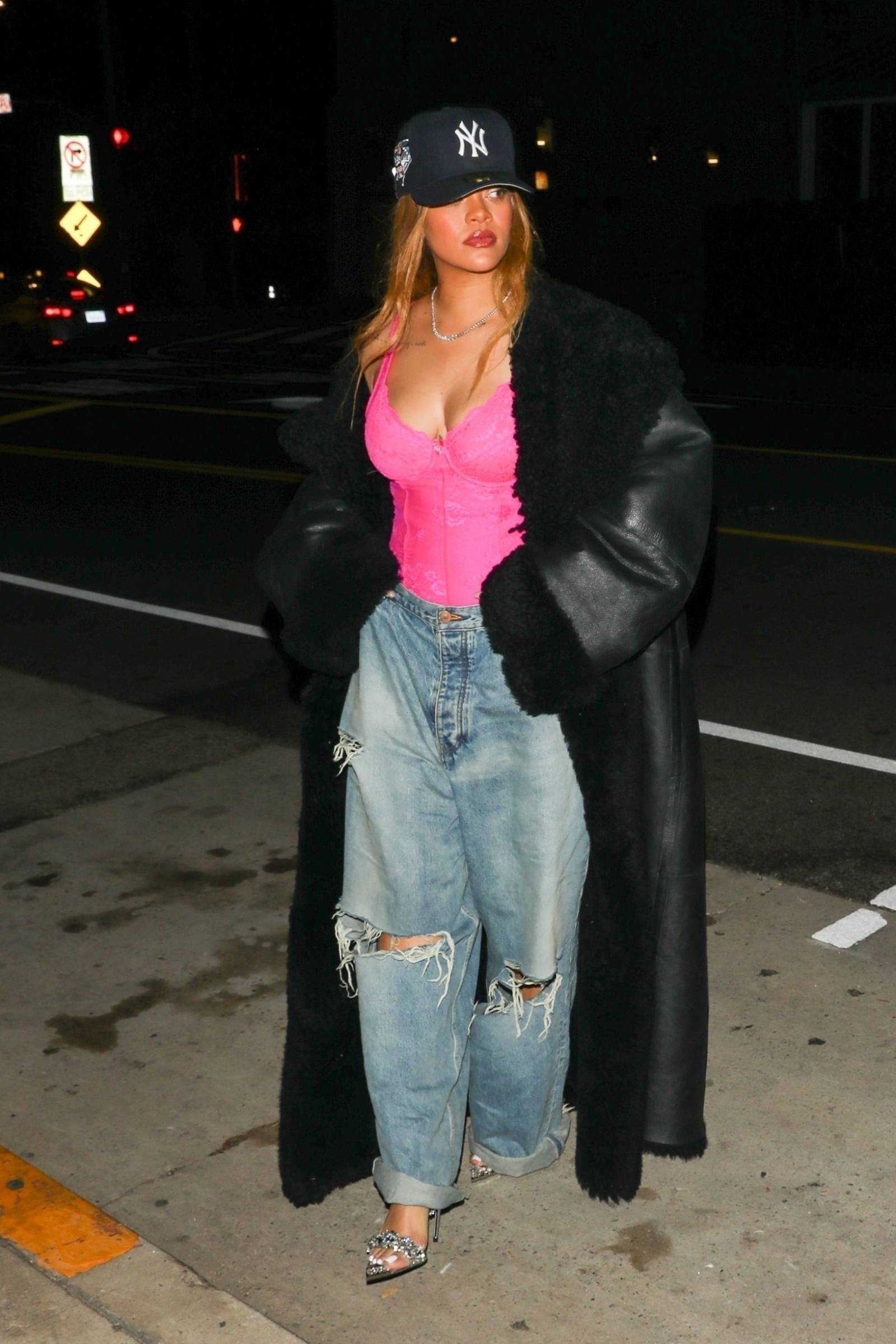 Rihanna w ulubionych baggy jeans i gorsecie / (Fot. East News)