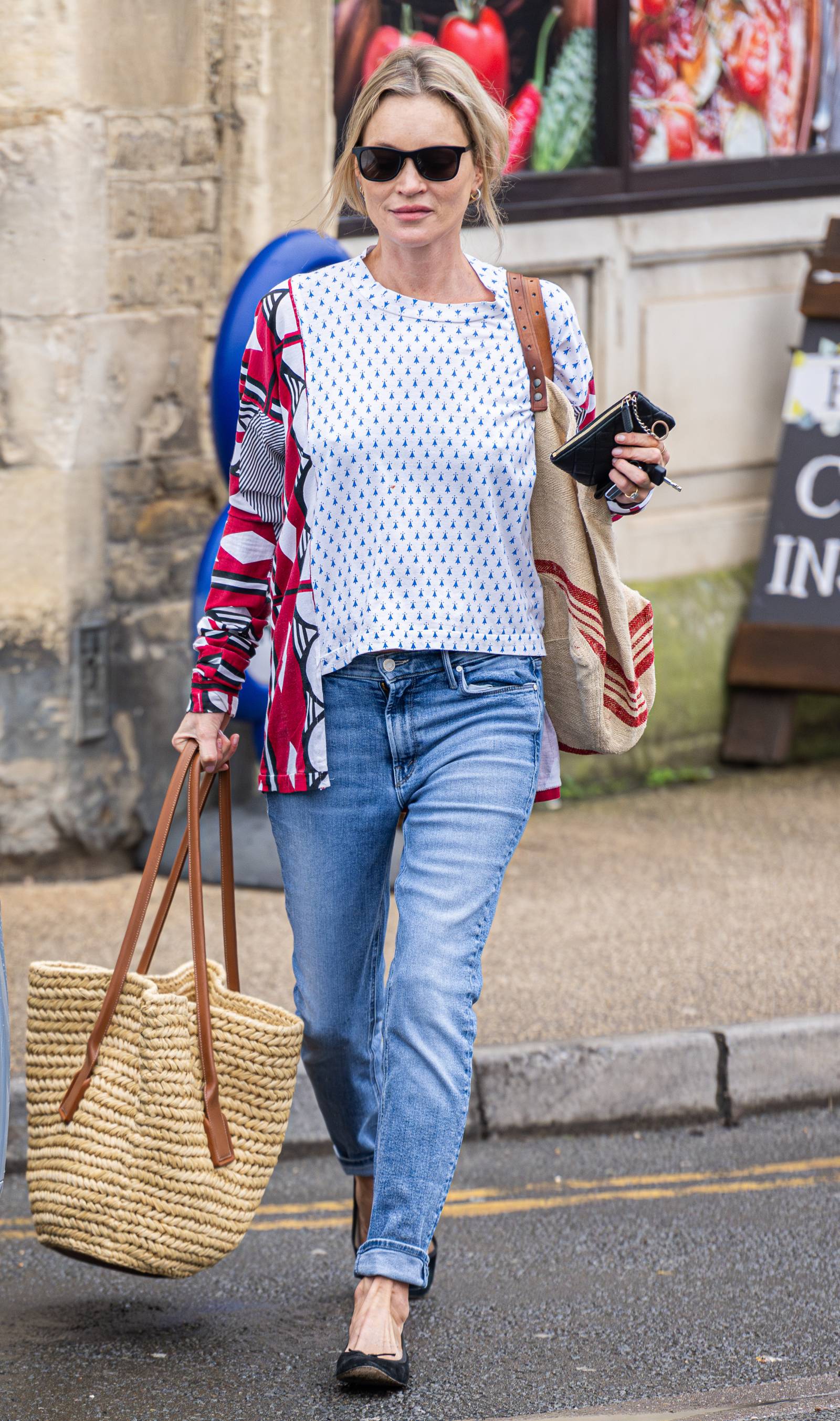 Kate Moss w podwieniętych skinny jeans i balerinkach / (Fot. Robert Wakeham / SplashNews.com/East News)