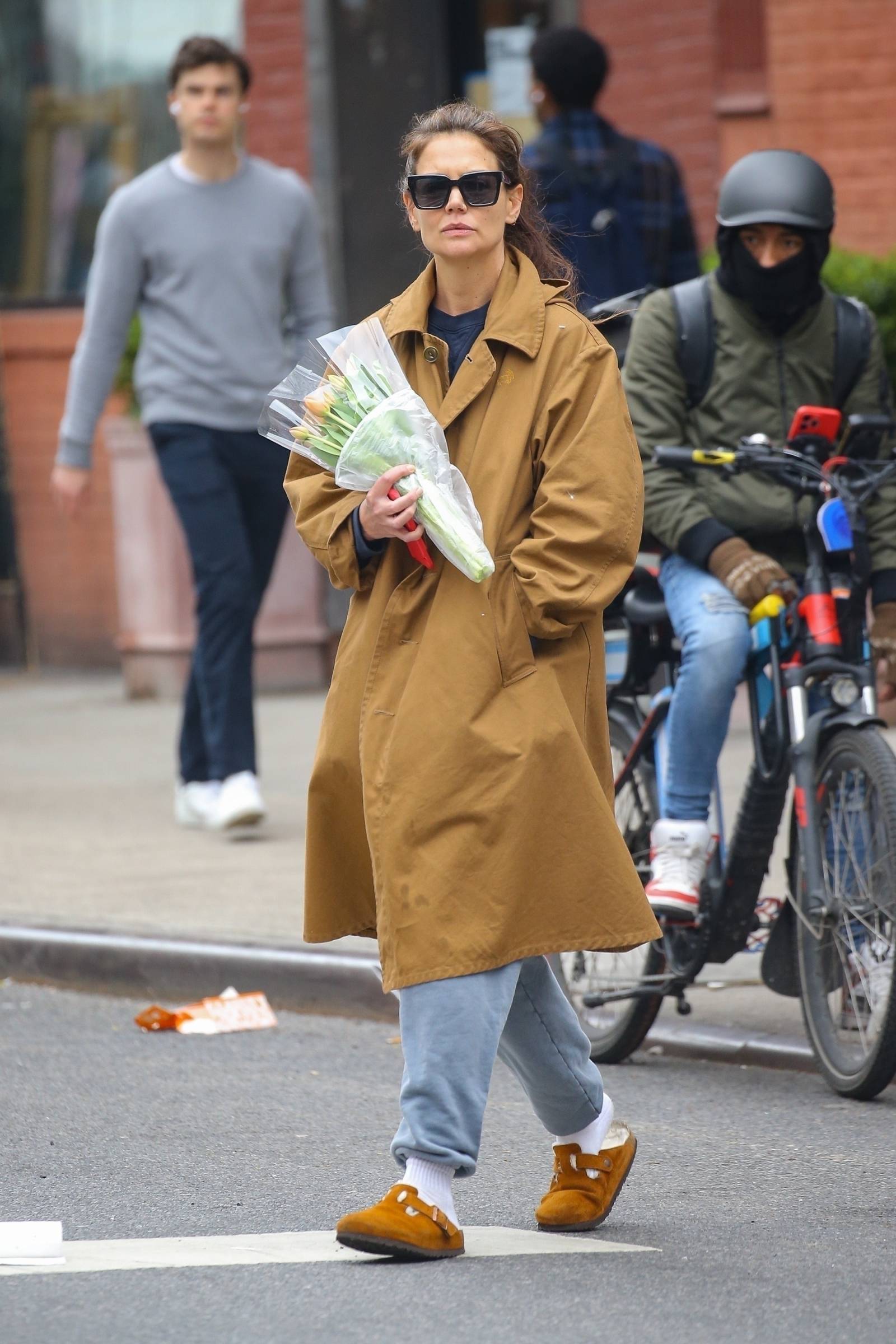 Katie Holmes w ulubionych birkenstockach i skarpetach / (Fot. East News)