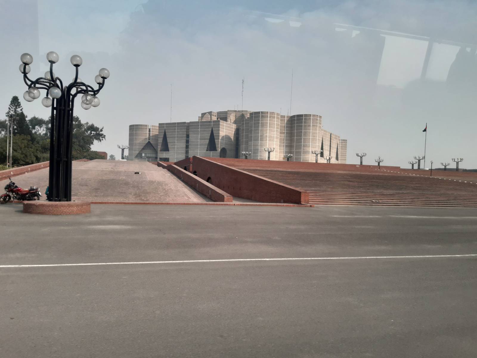 Parlament w Dhace zaprojektowany przez amerykańskiego architekta Louisa Kahna. Budynku nie można fotografować z bliska. / (Fot. Filipka Rutkowska)