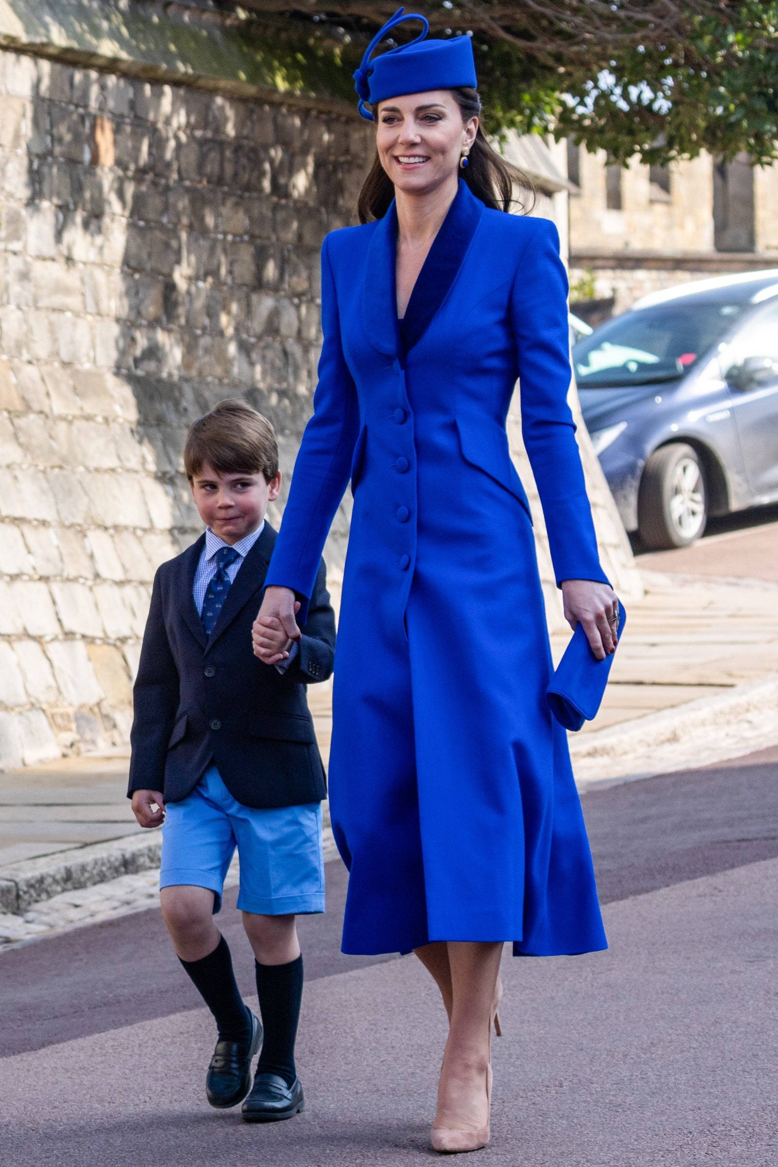 Księżna Walii i jej najmłodszy syn, książę Louis, ubrani na niebiesko podczas mszy wielkanocnej. (Fot. Getty Images)