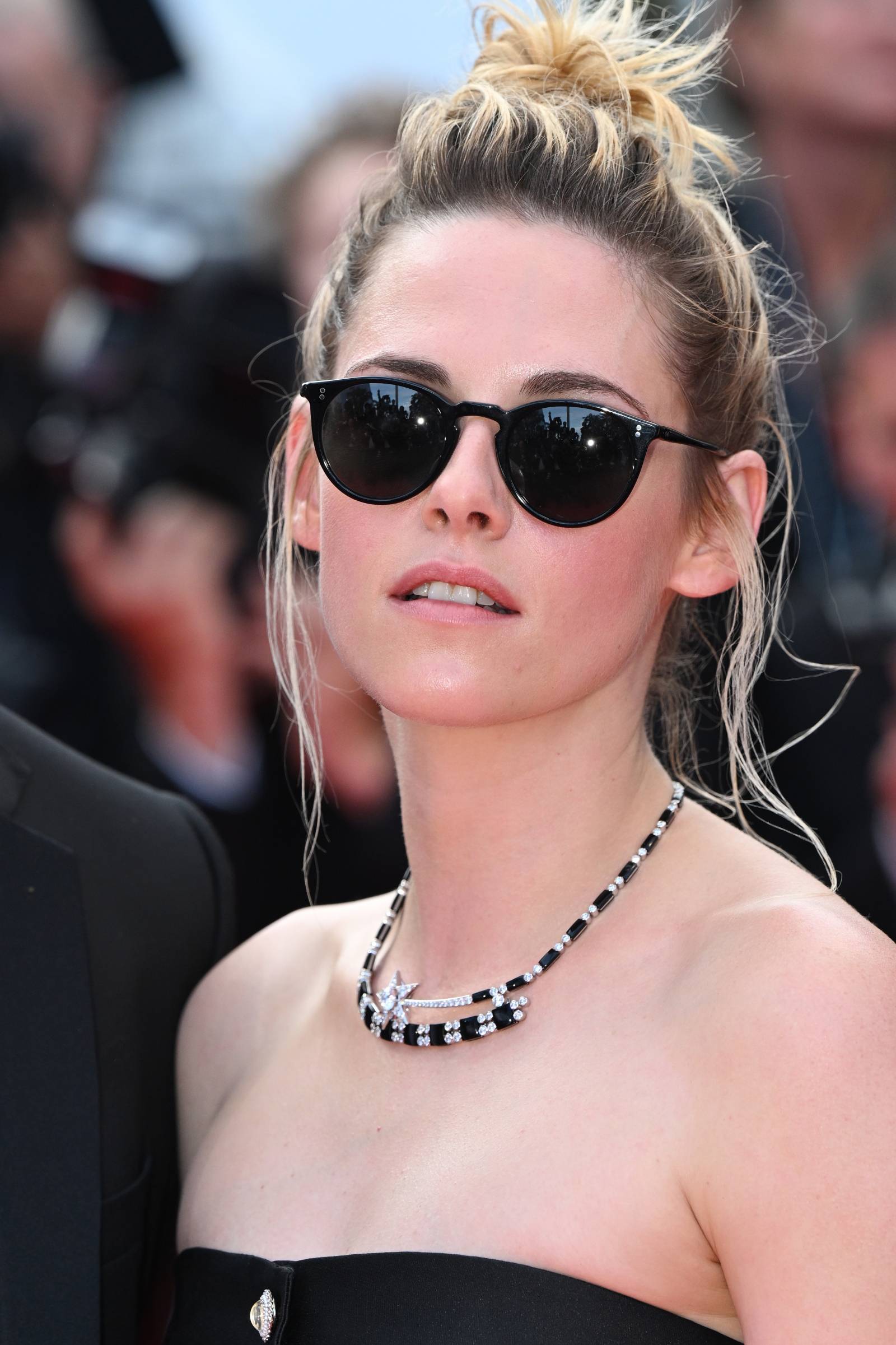 Tytuł: Kristen Stewart w body i rajstopach na premierze „Love Lies Bleeding” / (Fot. Getty Images)