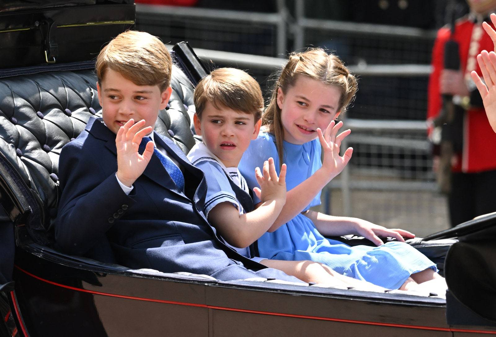 Dzieci książąt Walii całe na niebiesko podczas zeszłorocznego Trooping the Colour. (Fot. Getty Images)